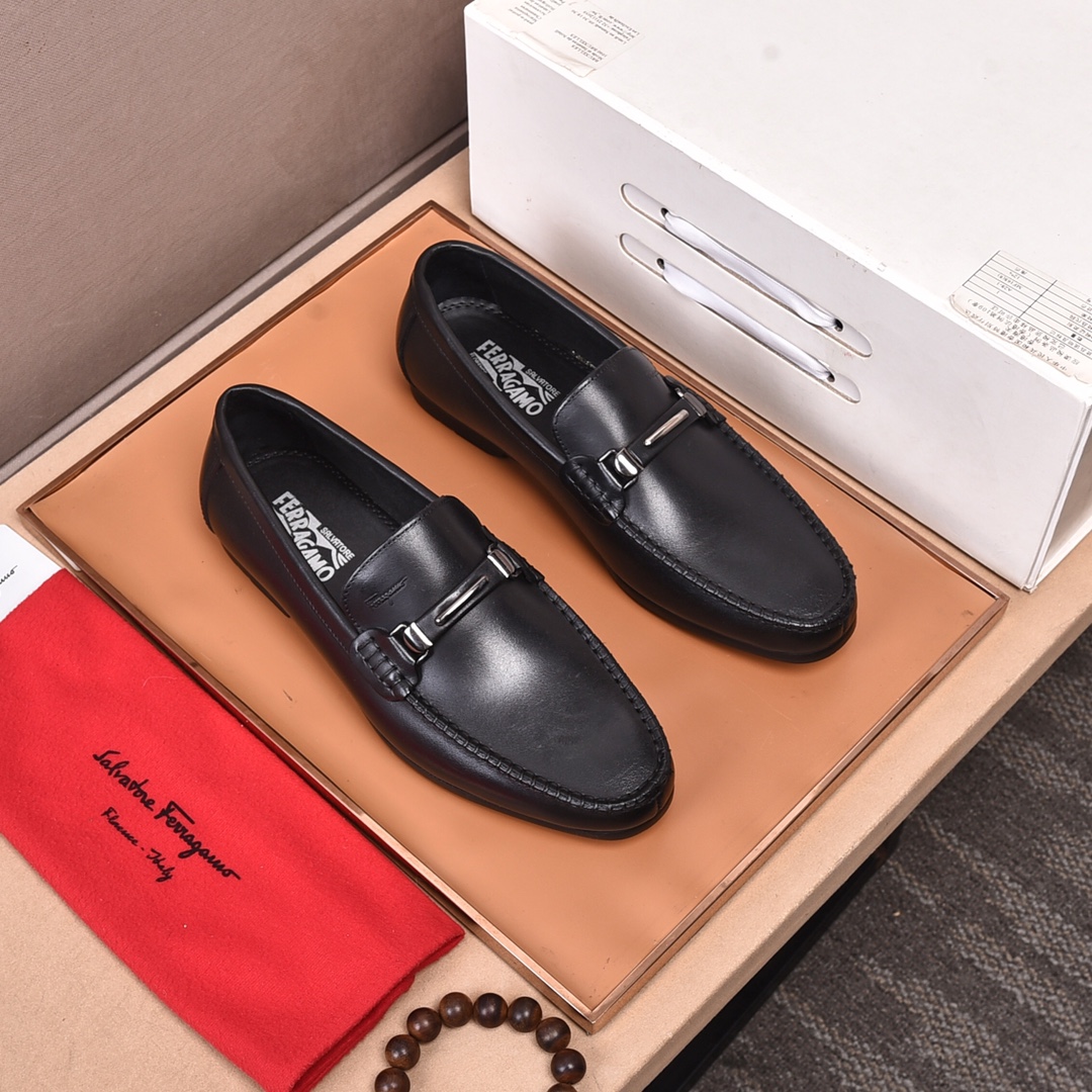 I0 新品上市Ferragamo菲拉格慕男士皮鞋，每一位成功男士的身份衬托，上脚大气稳重🚶🏻🚶🏻高端定制专柜原版金属扣📯🇩🇪海外独家购入进口牛皮压花🐂柔软舒适的牛皮内里+牛皮垫脚，不管风吹雨打鞋楦不变，经得起时间的验证🔍️，值得推荐，