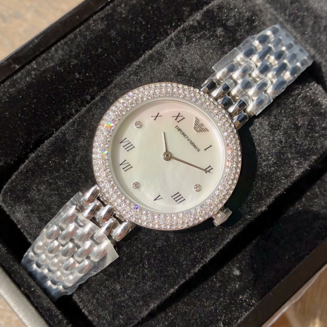 El reloj de cuarzo Armani para mujer, AR11354, tiene una esfera brillante con escamas romanas retro y un bisel adornado…