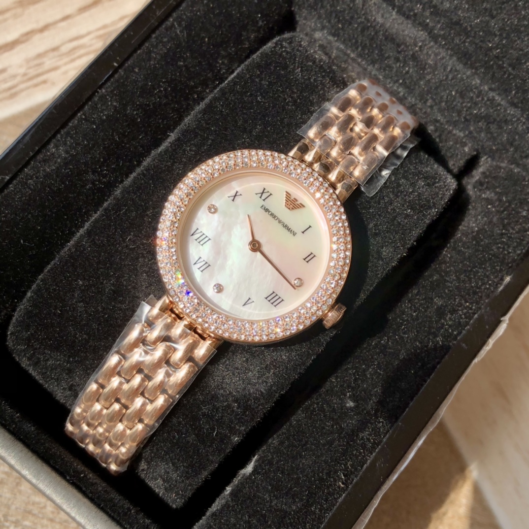 El reloj de cuarzo Armani para mujer, AR11355, tiene una esfera brillante con escamas romanas retro y un bisel adornado…