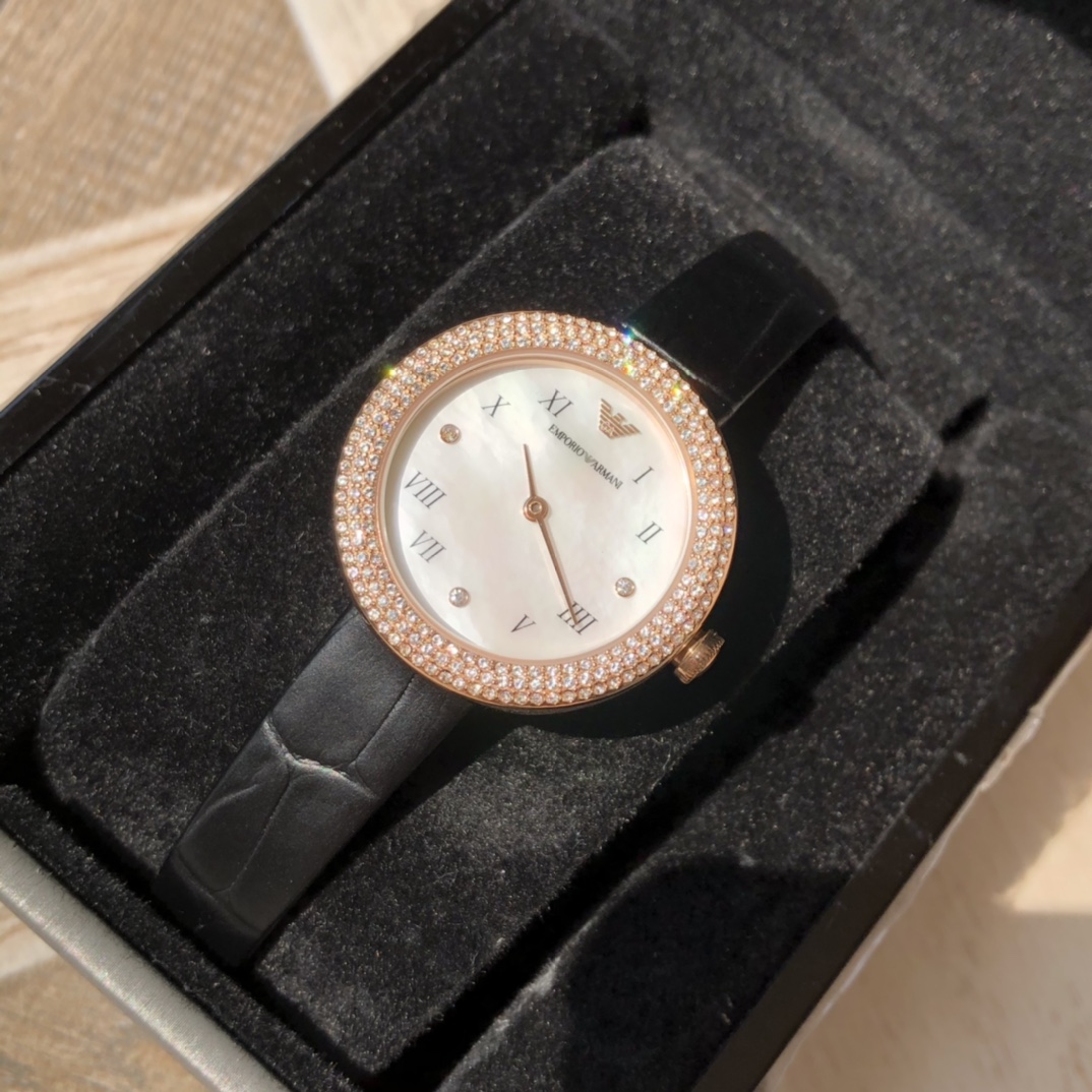 El reloj de cuarzo Armani para mujer, AR11356, tiene una esfera brillante con escamas romanas retro y un bisel adornado…