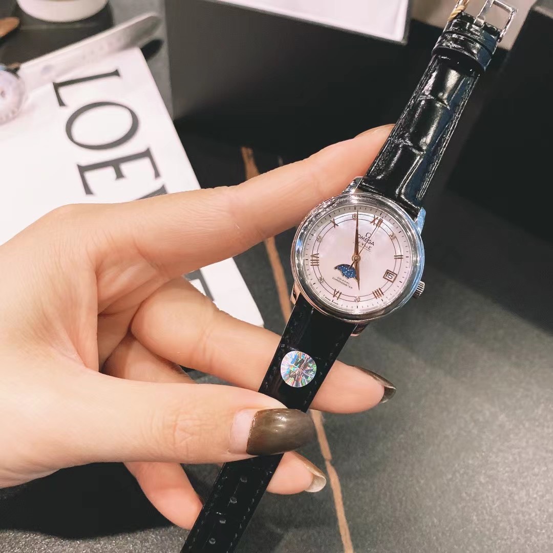 💰390 欧米茄蝶飞系列星辰月相腕表采用直径为33mm的精钢表壳,搭配鳄鱼皮纹表带,佩戴起来非常舒适。表盘选用丝绸纹理和珍珠母贝两种与钻石💎时标交相辉映,表盘3点钟位置设有日期指针,6点钟位置设有月相显示🌝🌗🌖,蓝宝石防滑镜面,整体效果简直太哇塞了