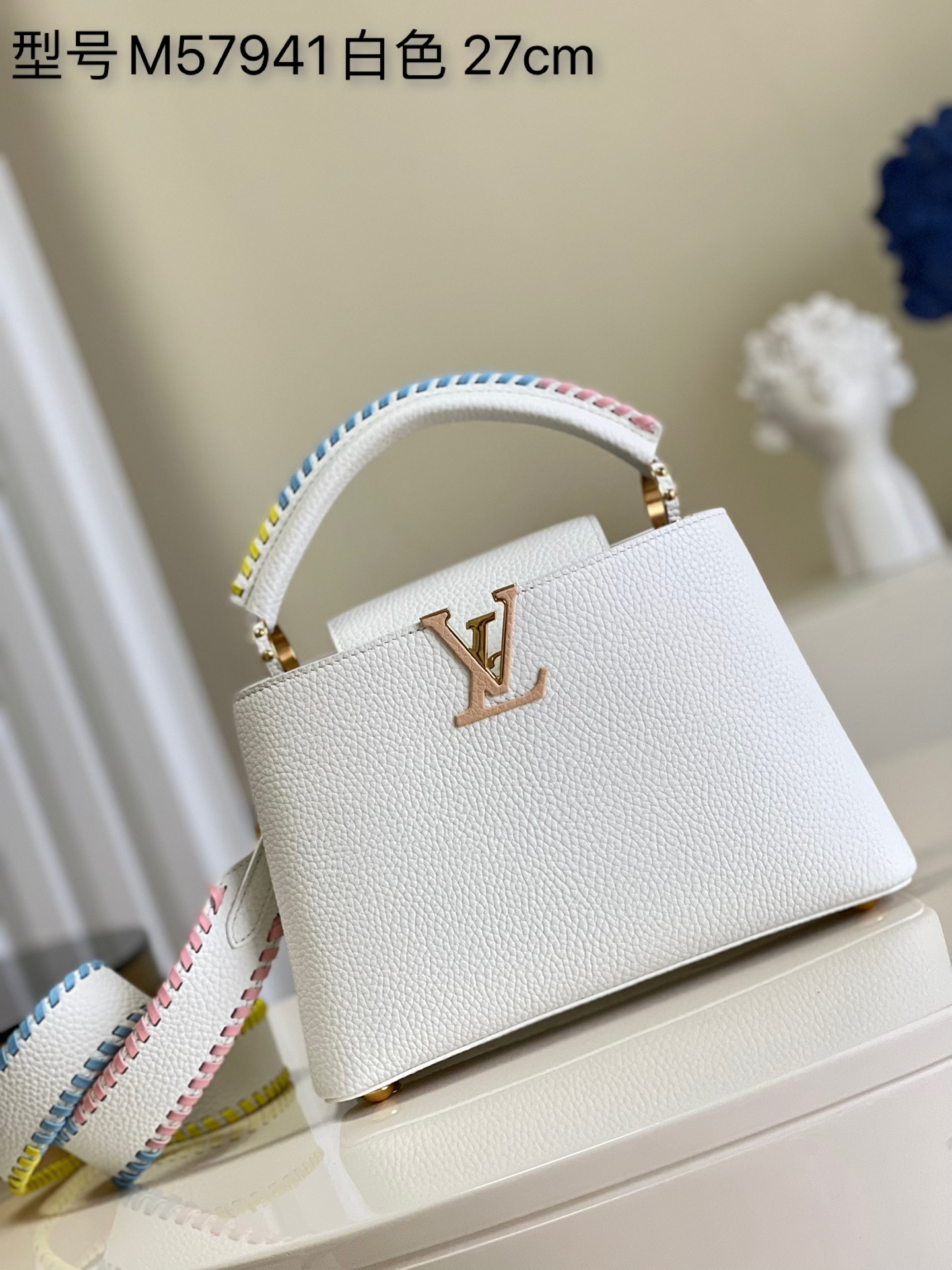 NO:397955,[Exclusive real shot of M57941 braided white] This Capucines BB handbag adds delicate braided elements to the Taurillon leather body. The leather details of the shoulder straps and handles contain exquisite style, and the LV letters and shoulder straps perform interesting contrasts. Detailed features 27.0 x 18.0 x 9.0 cm kl.1250,LV [original leather],louis vuitton19860909【独家实拍M57941编织白色】 本款 Capucines BB 手袋为 Taurillon 皮革包身增添细腻编织元素肩带及手柄的皮革细节蕴含精致格调,LV 字母与肩带上演趣味撞色. 详细特征27.0 x 18.0 x 9.0 cm kl.1250,LV【原厂皮】,louis vuitton,Bag