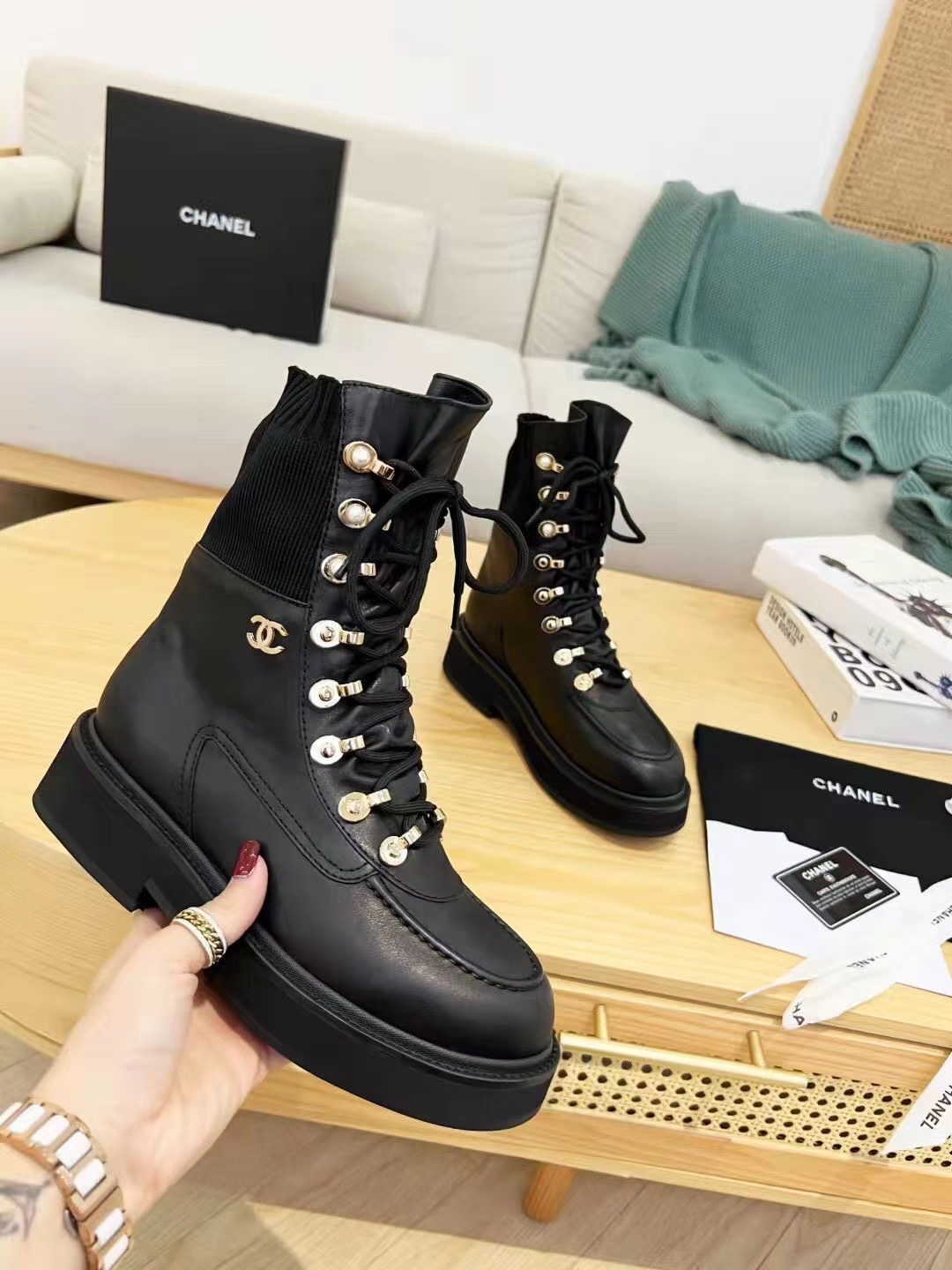 CHANEL Botte femme collection automne-hiver, sans lacets, bottes droites, bottes cavalières, semelle extérieure en cuir véritable d'Italie