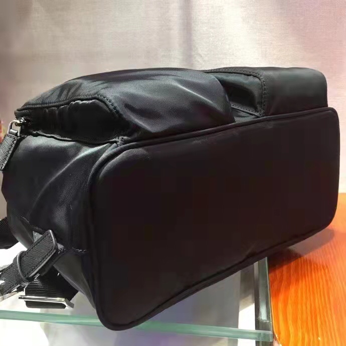 プラダ ナイロンバックパック クラシックロゴ 軽量