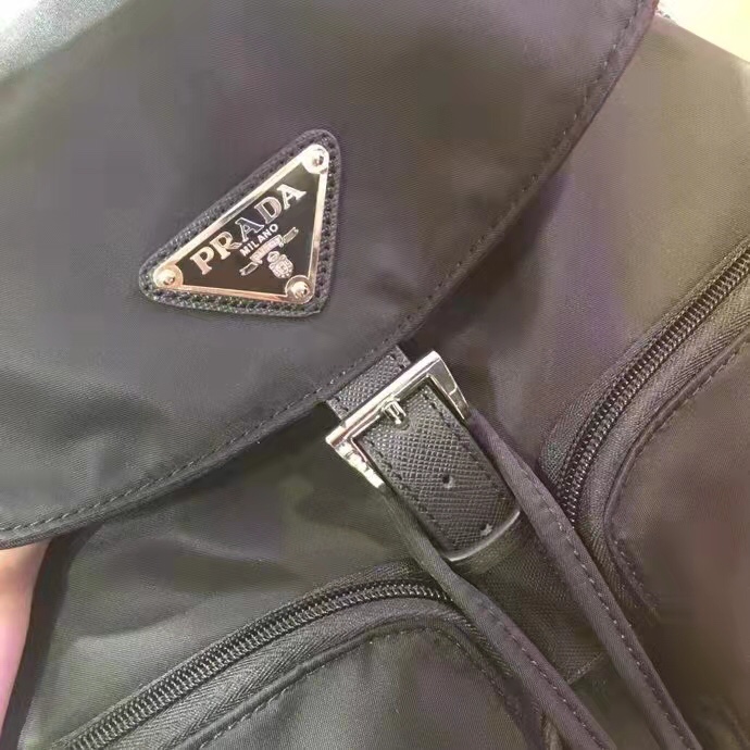 プラダ ナイロンバックパック クラシックロゴ 軽量