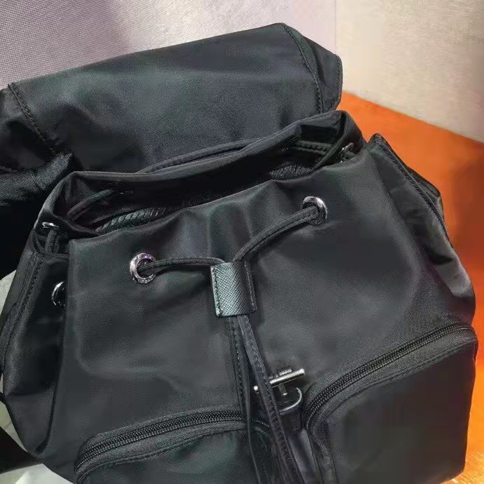 プラダ ナイロンバックパック クラシックロゴ 軽量