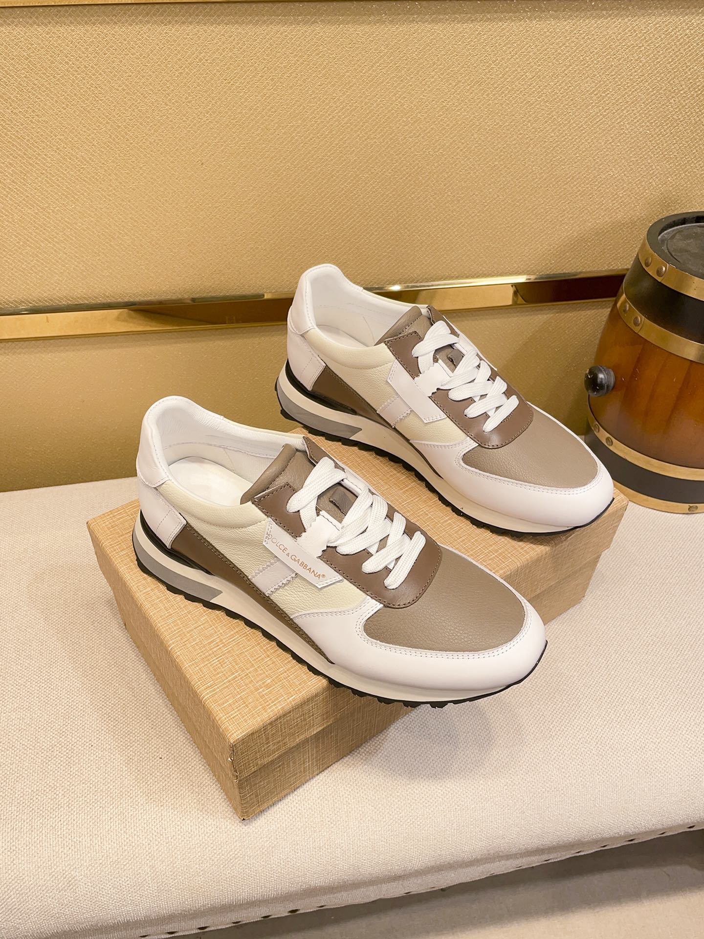 J0  Dolce&Gabbana 杜嘉班纳2021，鞋面进口牛皮，上脚挺刮垂感十足，质感强烈 触感完美 辅料精湛考究 ，色彩亮丽内里羊皮 耐磨橡胶底，高贵典雅舒适度爆棚[得意] 想怎么帅就怎么帅原版大底。官网1:1原版开模可随意出入专柜，这个季节穿出不一样的你，潮男必备款。