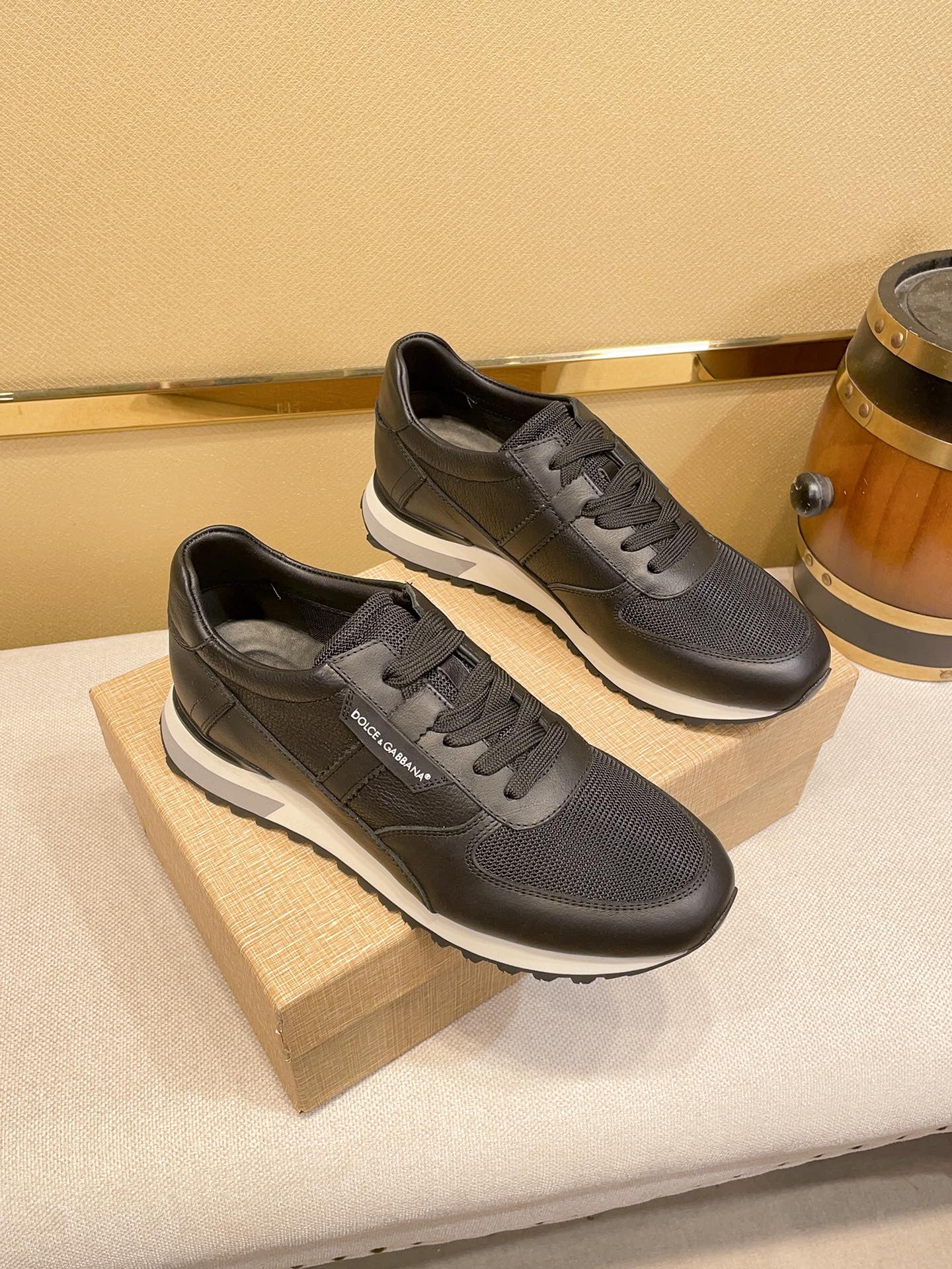 J0  Dolce&Gabbana 杜嘉班纳2021，鞋面进口牛皮，上脚挺刮垂感十足，质感强烈 触感完美 辅料精湛考究 ，色彩亮丽内里羊皮 耐磨橡胶底，高贵典雅舒适度爆棚[得意] 想怎么帅就怎么帅原版大底。官网1:1原版开模可随意出入专柜，这个季节穿出不一样的你，潮男必备款。