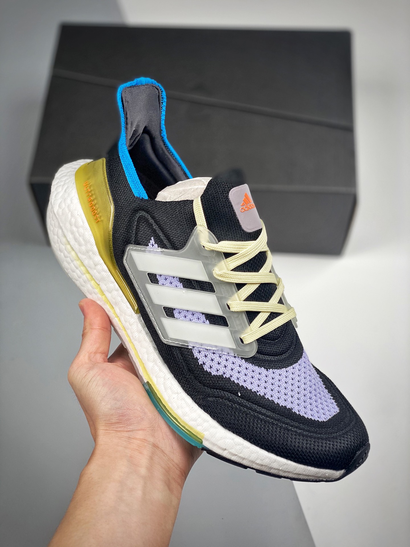 Ultra Boost 7.0 azul claro y blanco, disponible en tiendas oficiales, fotos reales en primer lanzamiento. En comparació…