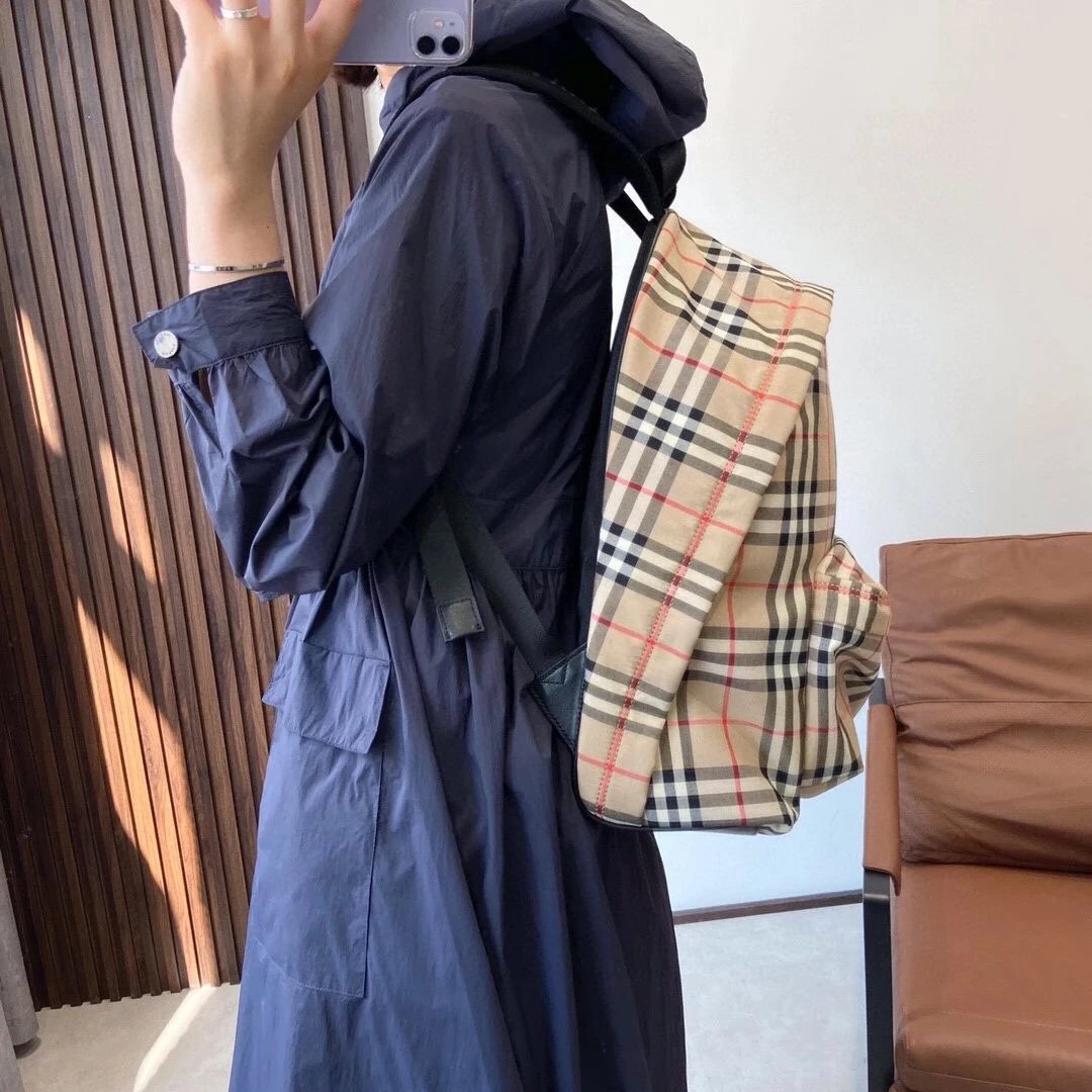 Burberry The same style for men and women, super large capacity, classic and elegant
