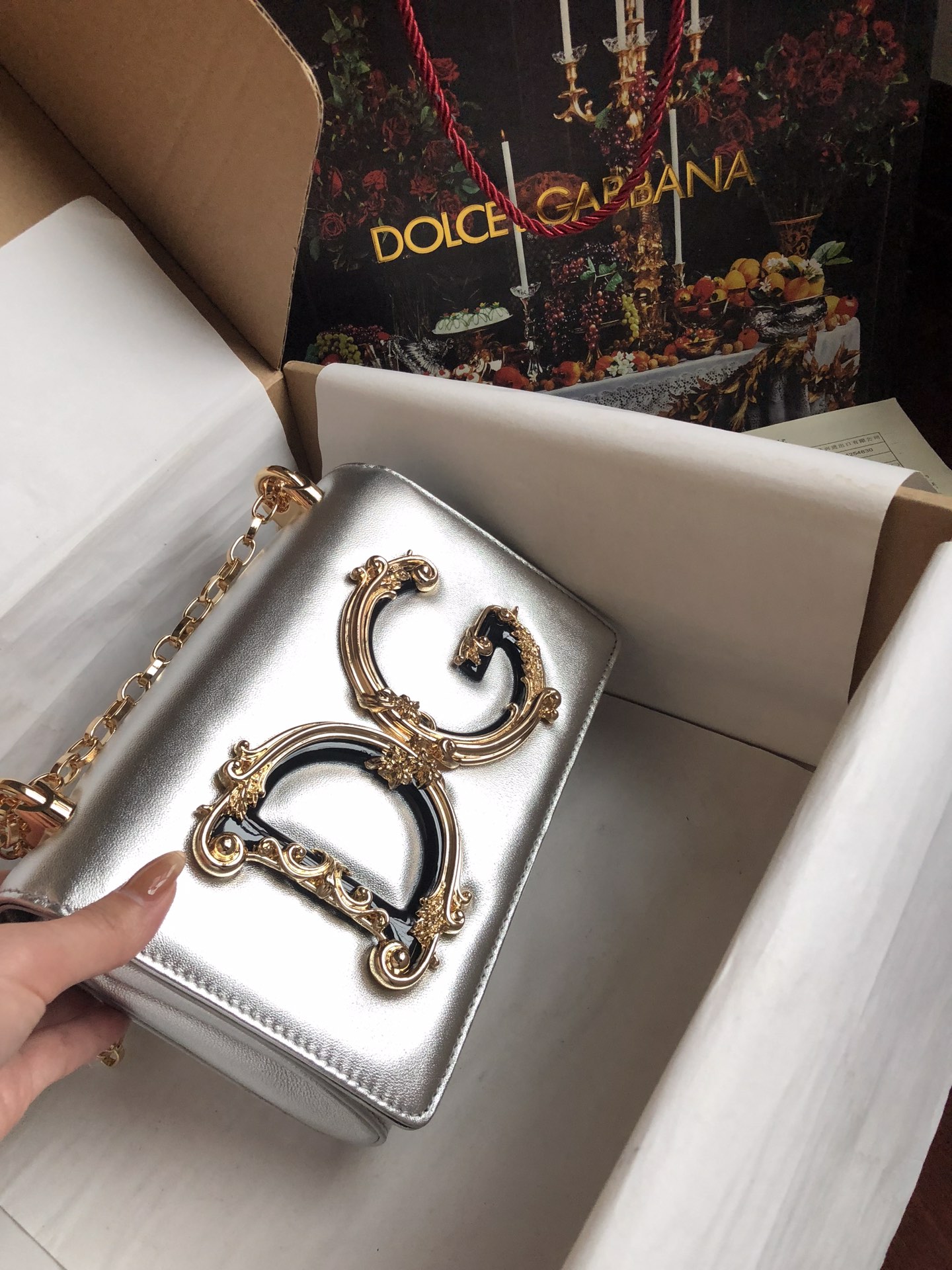 ╭┈┈┈┈┈┈┈┈┈╮ [Dolce & Gabbana] Imported cowhide
╰┈┈┈┈┈┈┈┈┈Mainly simple and fashionable, the most 🔥crossbody bag uses imported raw materials and is embellished with the resin bottom and real gold-plated DG logo on the front
🔥Front flap adopts hidden magnetic buckle closure, fixed electroplated ruthenium chain decoration, internal metal logo plaque size21*4*15 model 5522