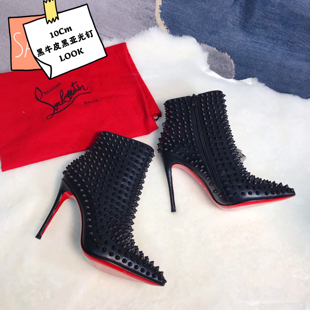 NO:337330,High-end customized autumn and winter rivet boot series!  H10Cm, size 34-42. Leather large tiles. More than one thousand rivets design. Private mold trademark zipper. 902-black cowhide black nails, official website synchronization standard European code Reference:902- Color:black/black Material:cowhide Lining:goat leather Heel height:10Cm Sole:leather sole Size:EUR 34-42 (US 4-11):,,christian louboutin,boots,cowhide19860909高端订制 秋冬铆钉靴系列！ H10Cm,尺码34-42码.真皮大厎.一千多粒铆钉设计.私模商标拉链 .902-黑牛皮黑钉,官网同步 标准欧码 Reference:902- Color:black/black Material:cowhide Lining:goat leather Heel heigh:10Cm Sole:leather sole Size:EUR 34－42（US 4一11) :,,christian louboutin,boots,cowhide,Women's Shoes