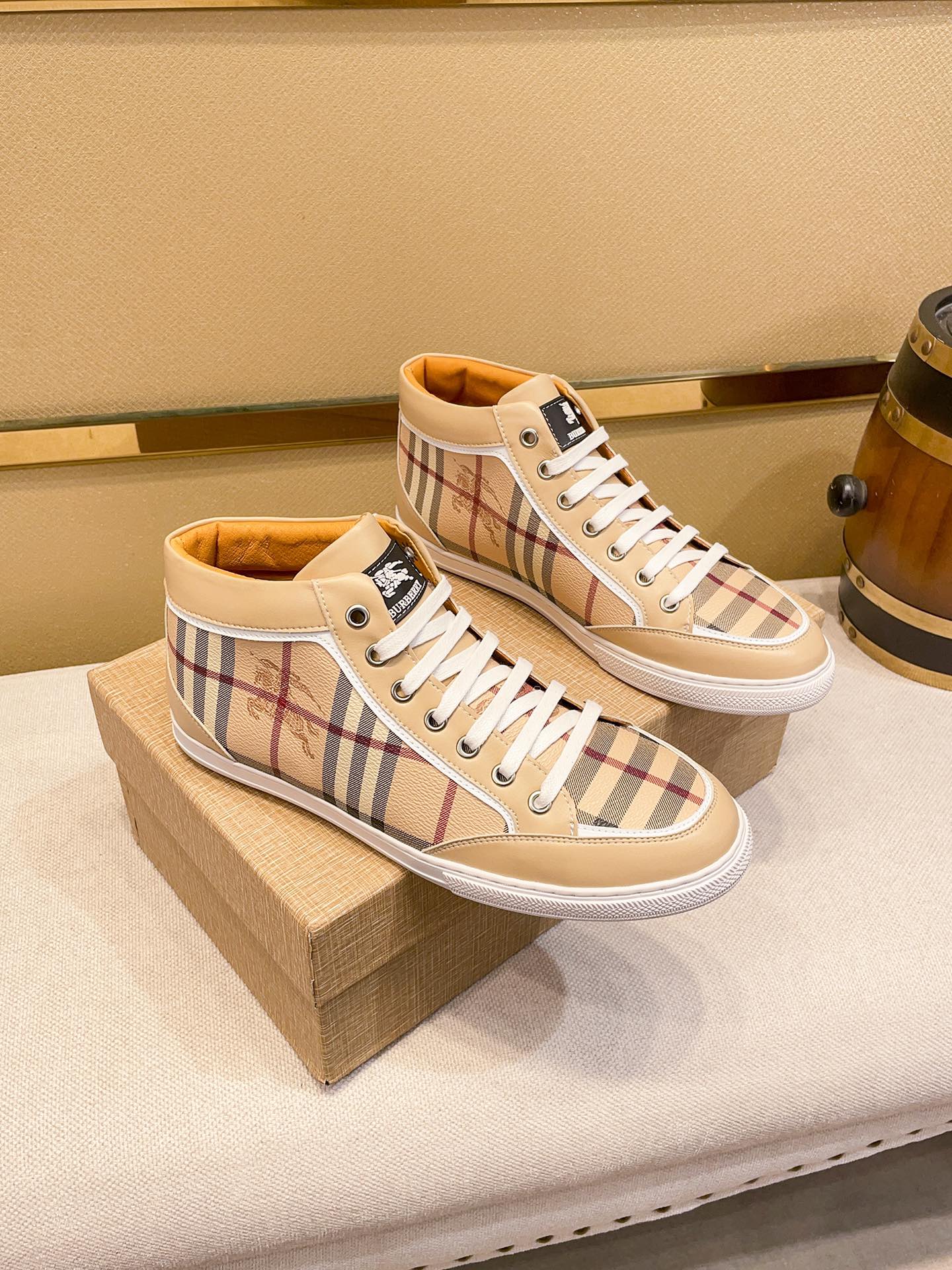 I5 巴宝莉 Burberry 2022休闲运动男鞋，全新米兰时装时尚的设计，完美做工，原版复刻 骑士花纹 原版材质牛皮 柔软舒适，猪皮内里制作柔软舒适，让行走更加便捷舒适，惊世之作，与官方的质量相比美的1：1复刻[色]打造时尚个性衬托你的与众不同男鞋