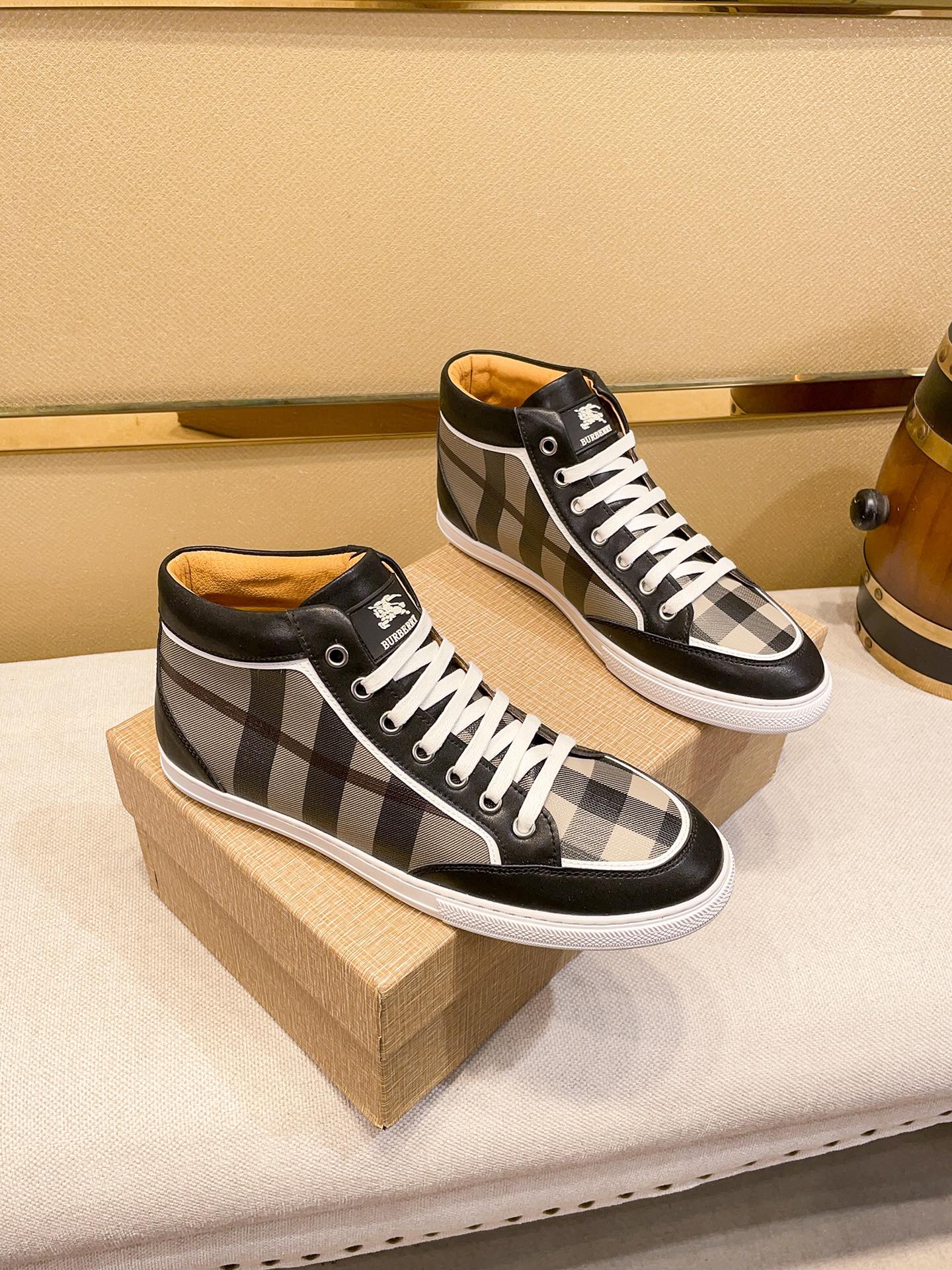 I5 巴宝莉 Burberry 2022休闲运动男鞋，全新米兰时装时尚的设计，完美做工，原版复刻 骑士花纹 原版材质牛皮 柔软舒适，猪皮内里制作柔软舒适，让行走更加便捷舒适，惊世之作，与官方的质量相比美的1：1复刻[色]打造时尚个性衬托你的与众不同男鞋