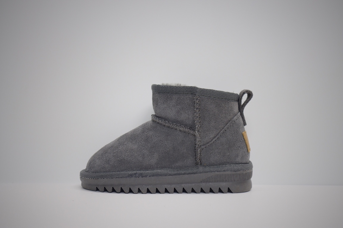 UGG经典低筒儿童雪地靴 尺码：25-37码 周冬雨同款经典超短靴❄️ 比其他更洋气更好搭配 内里加绒加厚，保暖舒适☁️ 暖暖过冬，不怕冻🦶-选品中心