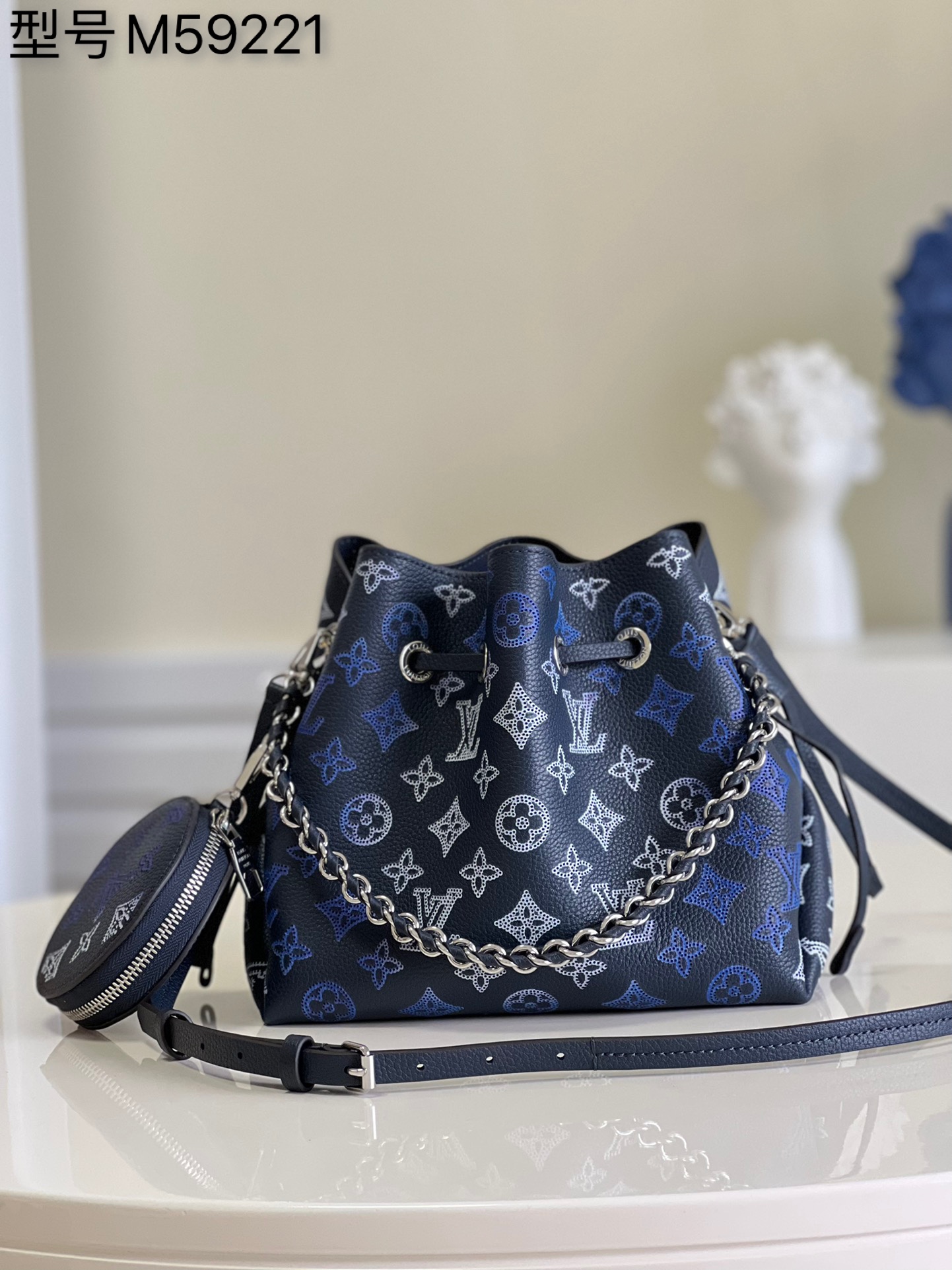 NO:397939,【Exclusive real photo of M59552 dark blue punch】M57201 M57068 full leather bucket bag series BELLA handbag This Bella handbag is depicted with floral perforated cowhide leather, with chic light and shadow in gradient colors. The drawstring opening and closing and included coin wallet add functional elements, woven handles and removable shoulder straps to achieve multiple carrying methods. Size 19 x 22 x 14 cm q.,LV【original leather】,louis vuitton,wallets,cowhide19860909【独家实拍M59552深蓝色冲孔】M57201 M57068 全皮水桶包系列 BELLA 手袋此款 Bella 手袋为镂花穿孔牛皮革描绘 Flight Mode 印花,以渐变色彩闪烁别致光影.抽绳开合和随附零钱包增添功能元素,编织手柄和可拆卸肩带实现多种背携方式.尺寸19 x 22 x 14 厘米 q.,LV【原厂皮】,louis vuitton,wallets,cowhide,Bag