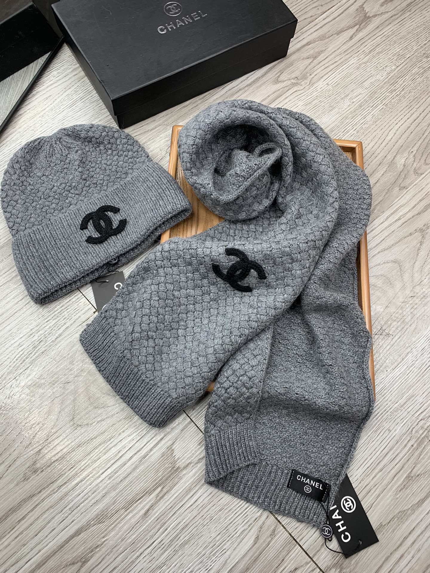 🌹。C家。【羊毛套装帽子】经典套装帽子!帽子➕围巾!材质:70%羊毛➕30%兔毛。暖暖哒超级舒服~冬日小