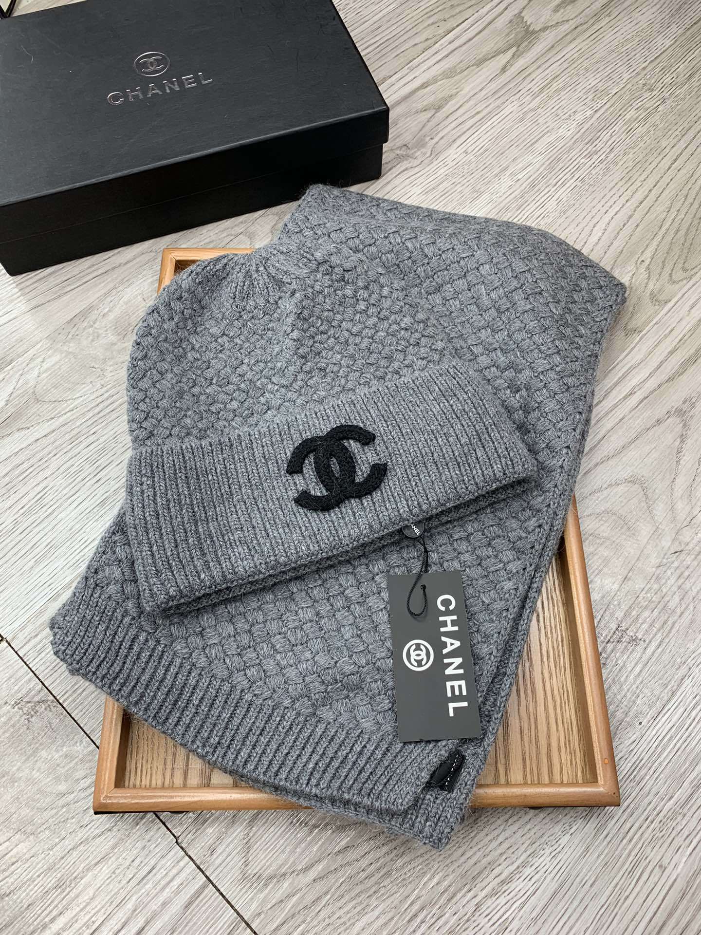 🌹。C家。【羊毛套装帽子】经典套装帽子!帽子➕围巾!材质:70%羊毛➕30%兔毛。暖暖哒超级舒服~冬日小