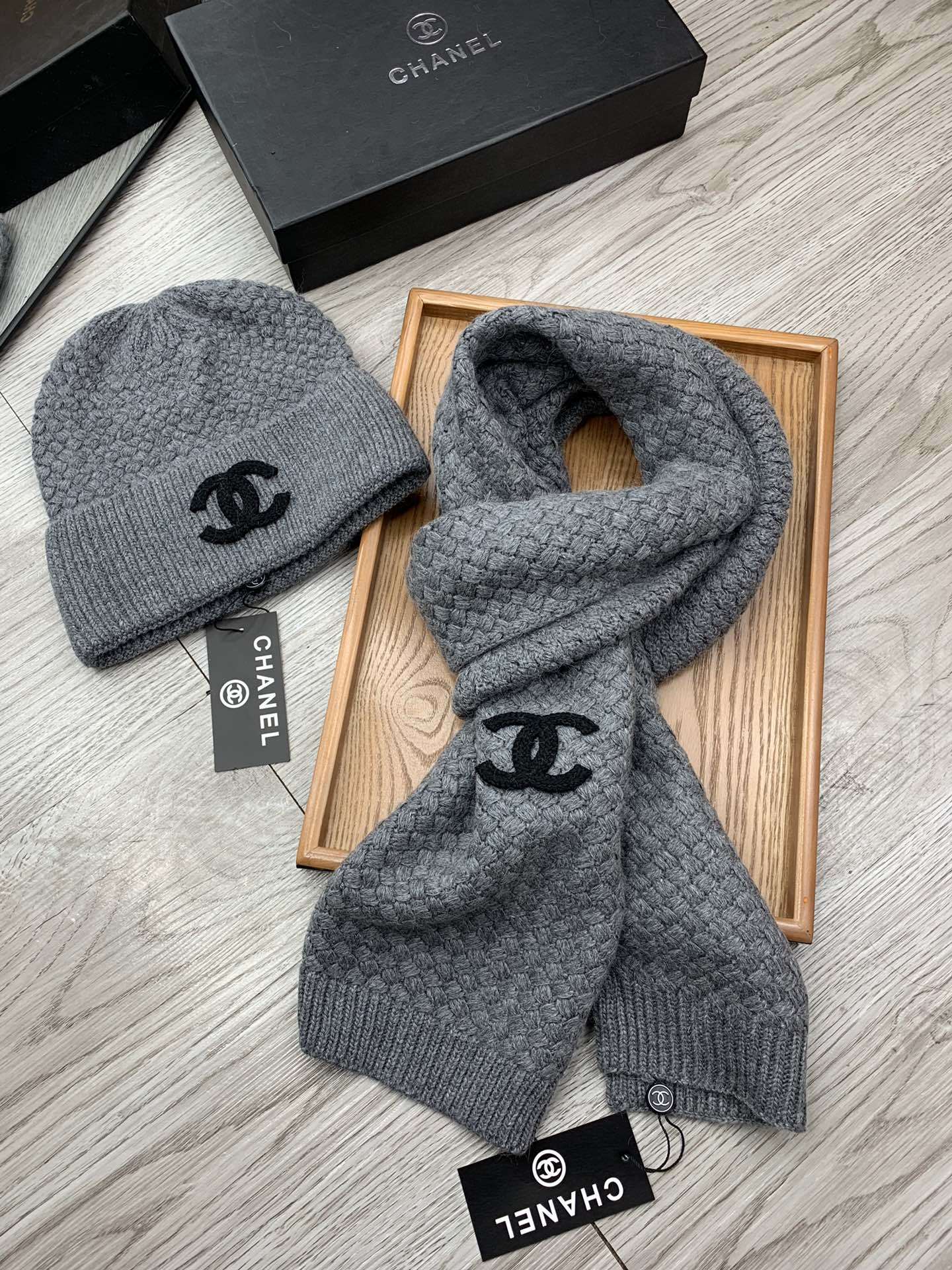 🌹。C家。【羊毛套装帽子】经典套装帽子!帽子➕围巾!材质:70%羊毛➕30%兔毛。暖暖哒超级舒服~冬日小