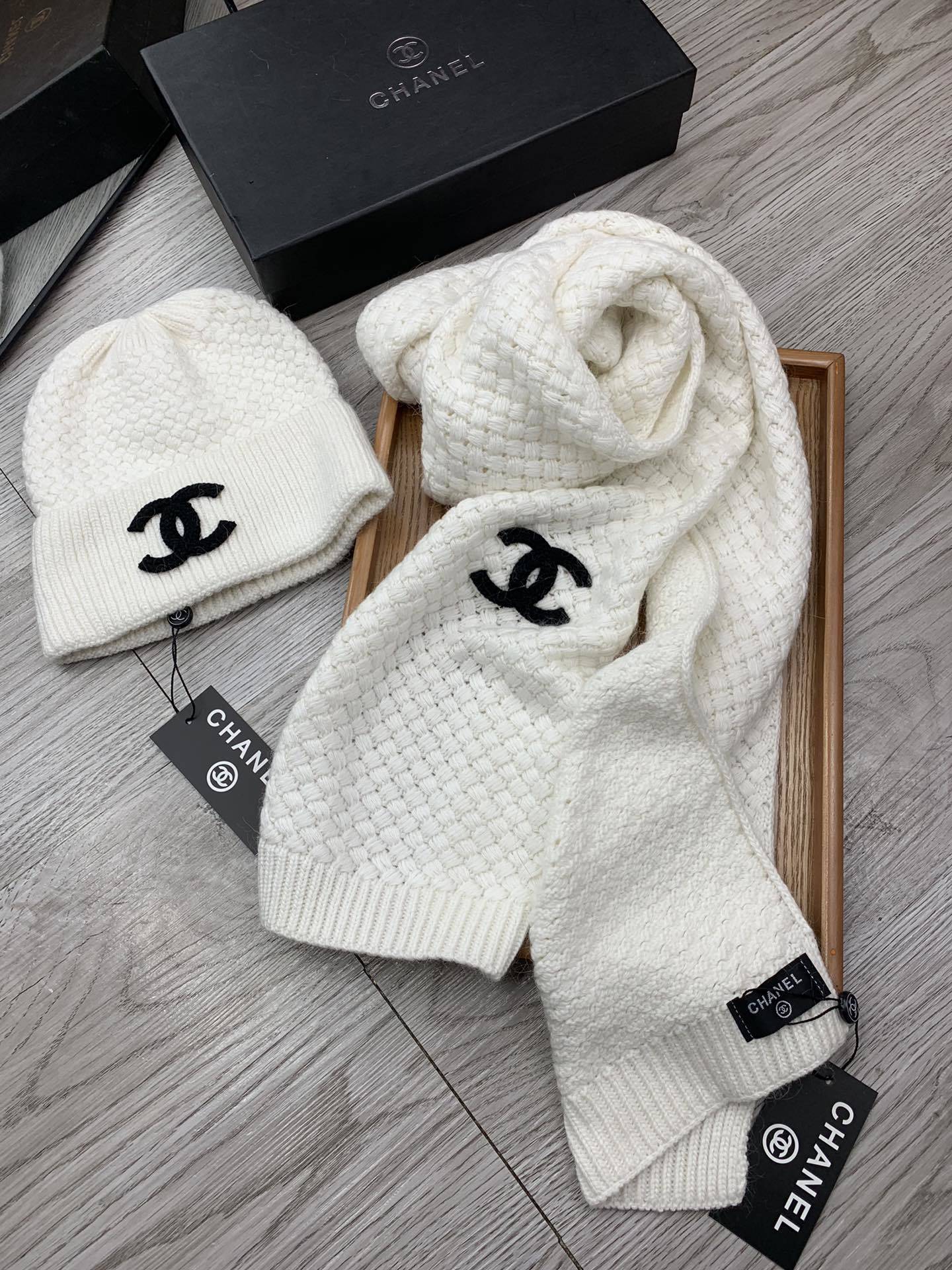 🌹。C家。【羊毛套装帽子】经典套装帽子!帽子➕围巾!材质:70%羊毛➕30%兔毛。暖暖哒超级舒服~冬日小