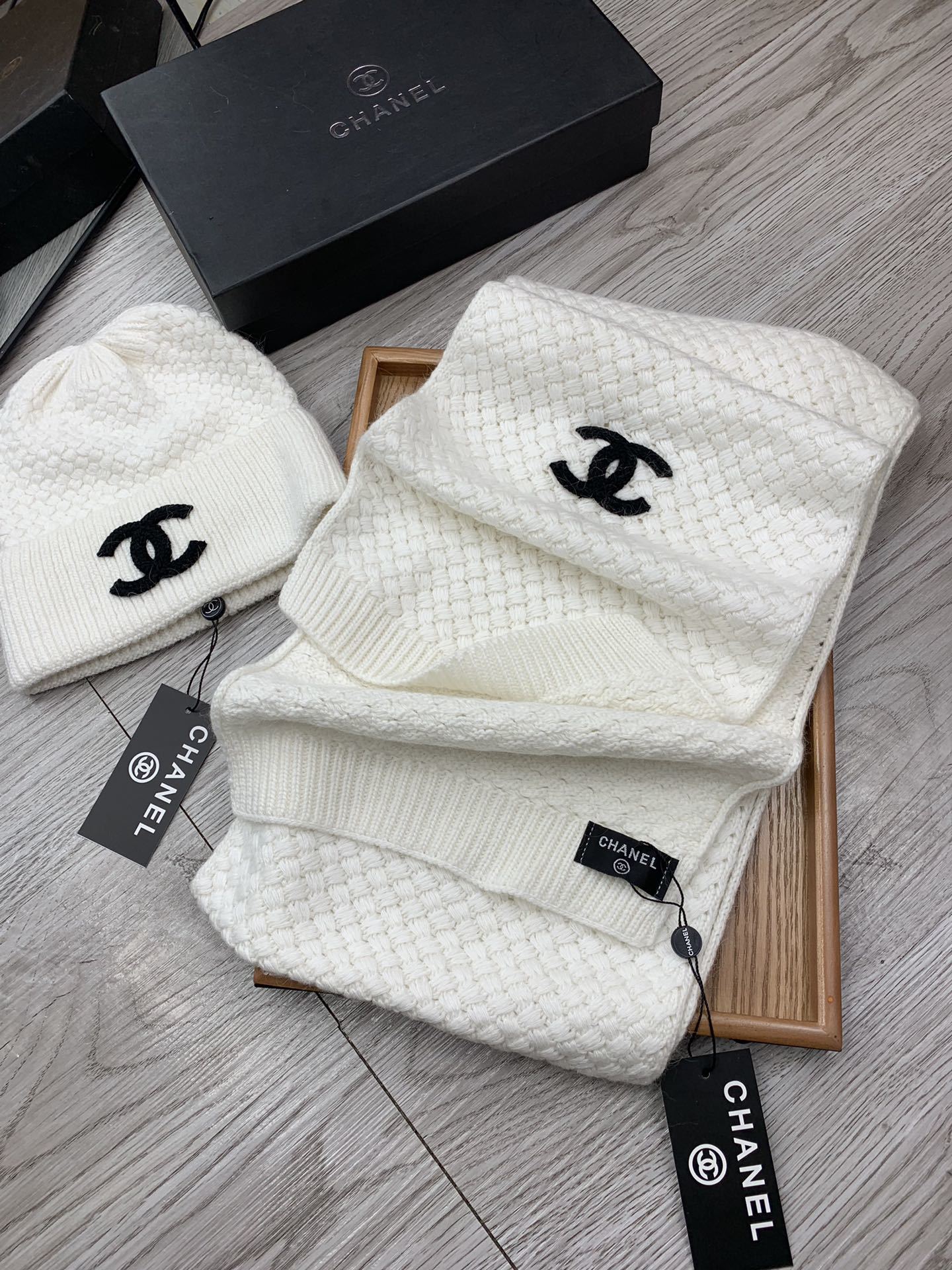 🌹。C家。【羊毛套装帽子】经典套装帽子!帽子➕围巾!材质:70%羊毛➕30%兔毛。暖暖哒超级舒服~冬日小