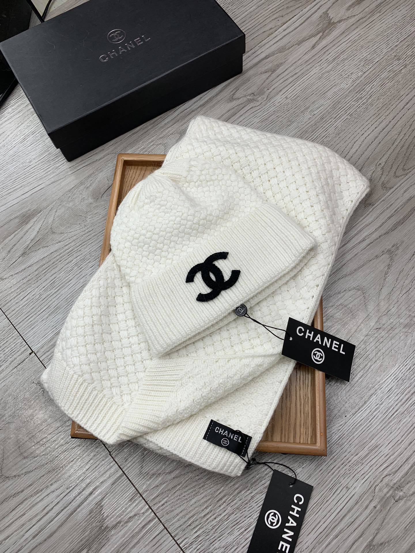 🌹。C家。【羊毛套装帽子】经典套装帽子!帽子➕围巾!材质:70%羊毛➕30%兔毛。暖暖哒超级舒服~冬日小