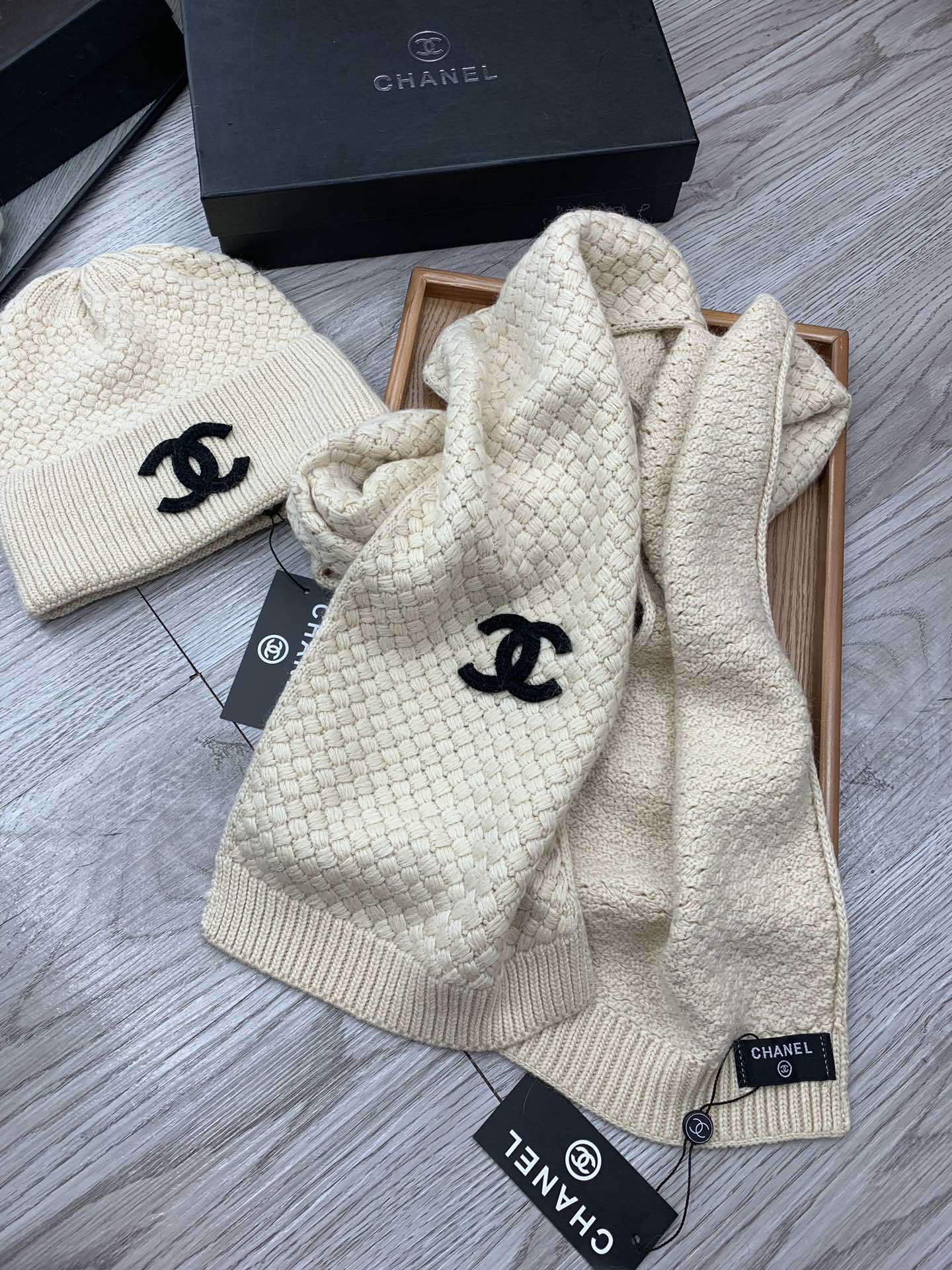🌹。C家。【羊毛套装帽子】经典套装帽子!帽子➕围巾!材质:70%羊毛➕30%兔毛。暖暖哒超级舒服~冬日小