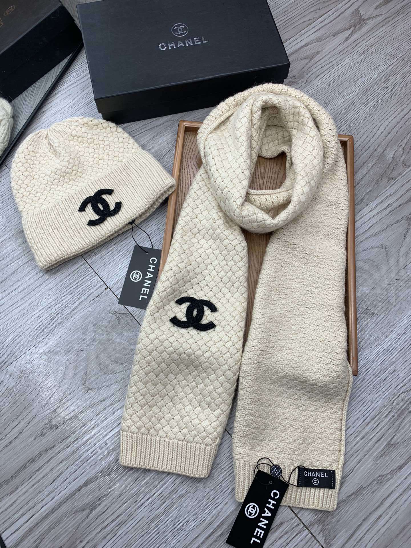 🌹。C家。【羊毛套装帽子】经典套装帽子!帽子➕围巾!材质:70%羊毛➕30%兔毛。暖暖哒超级舒服~冬日小