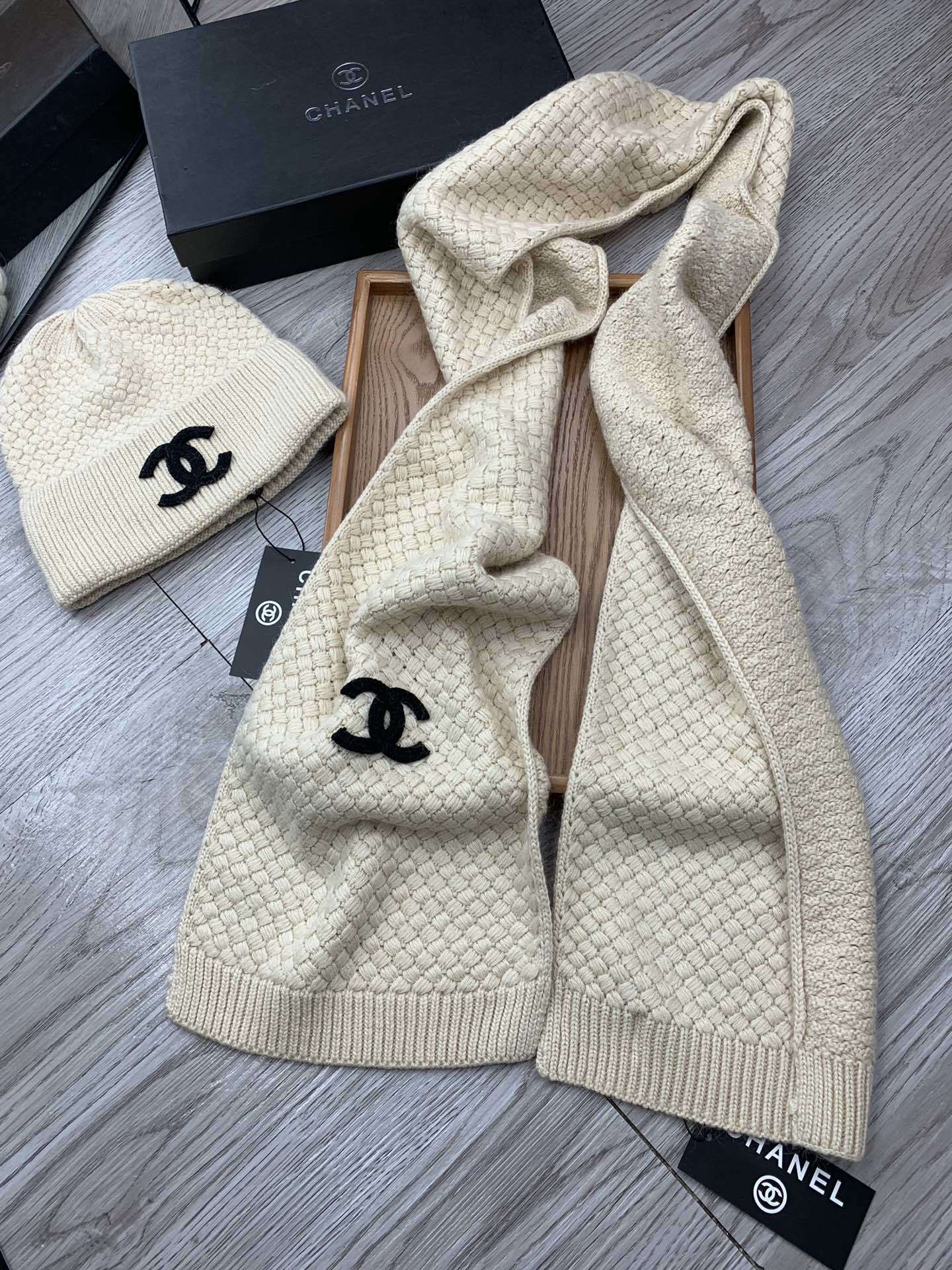 🌹。C家。【羊毛套装帽子】经典套装帽子!帽子➕围巾!材质:70%羊毛➕30%兔毛。暖暖哒超级舒服~冬日小