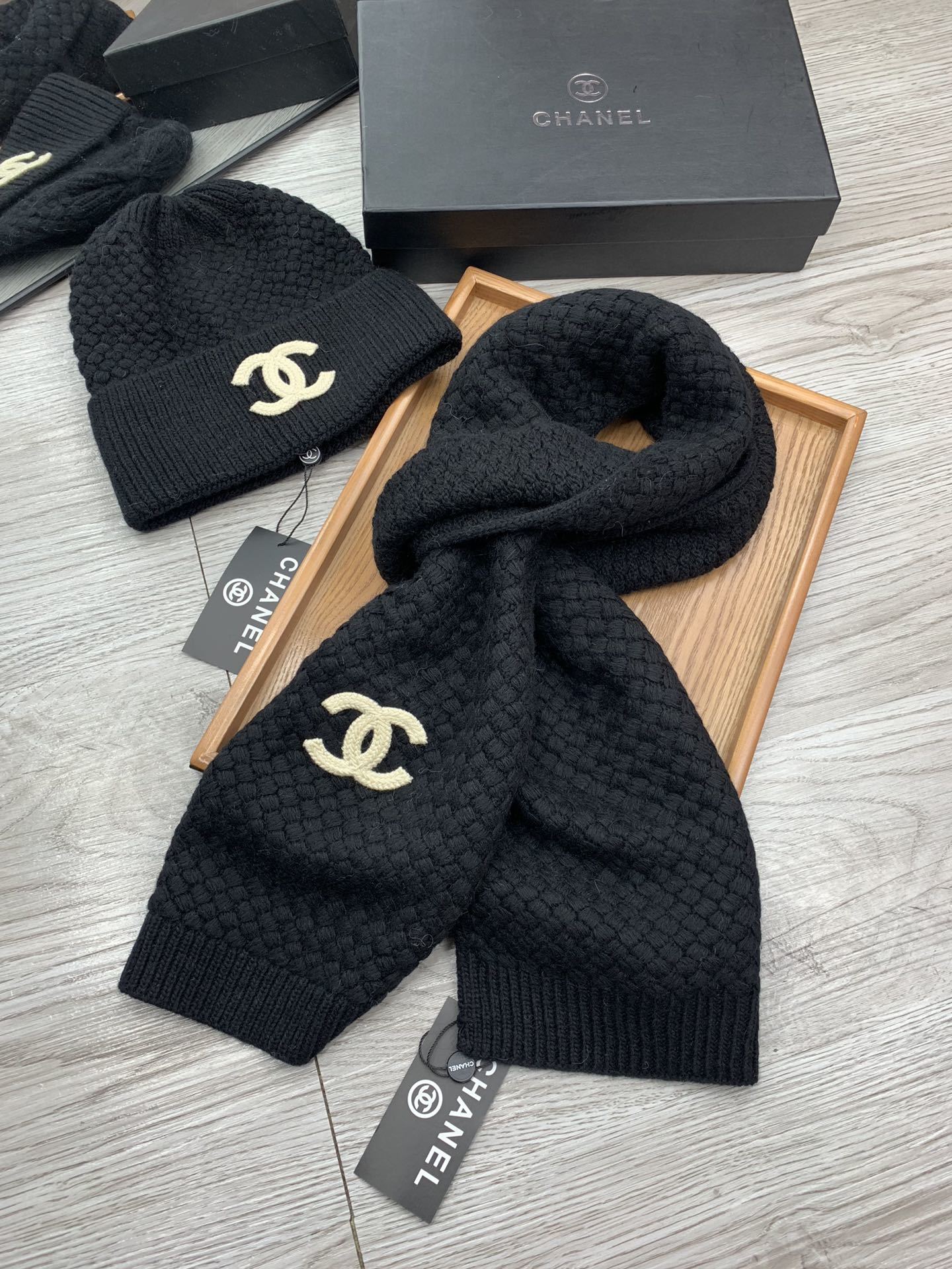 🌹。C家。【羊毛套装帽子】经典套装帽子!帽子➕围巾!材质:70%羊毛➕30%兔毛。暖暖哒超级舒服~冬日小