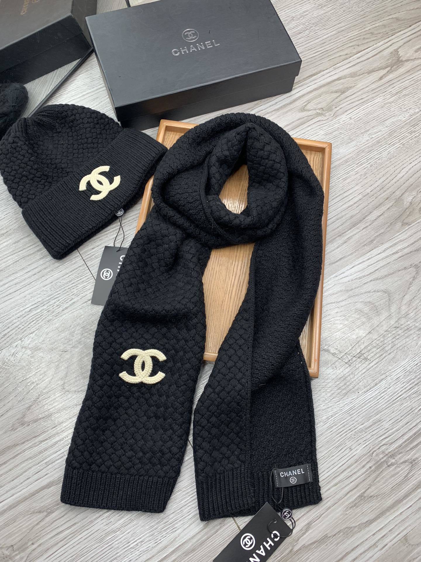 🌹。C家。【羊毛套装帽子】经典套装帽子!帽子➕围巾!材质:70%羊毛➕30%兔毛。暖暖哒超级舒服~冬日小