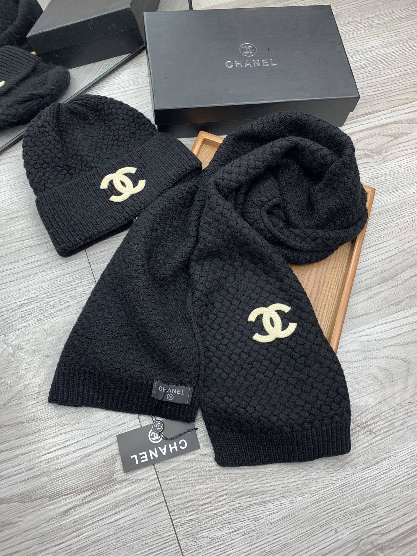 🌹。C家。【羊毛套装帽子】经典套装帽子!帽子➕围巾!材质:70%羊毛➕30%兔毛。暖暖哒超级舒服~冬日小