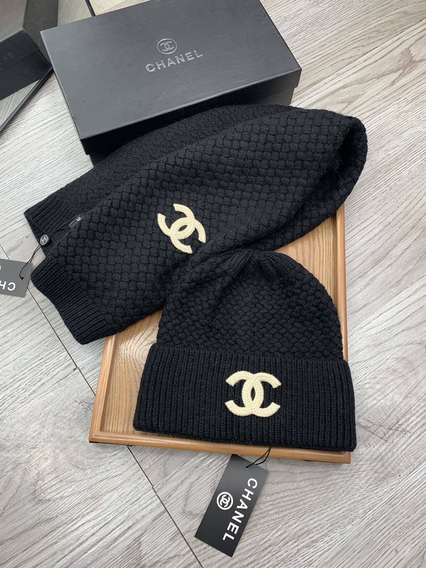 🌹。C家。【羊毛套装帽子】经典套装帽子!帽子➕围巾!材质:70%羊毛➕30%兔毛。暖暖哒超级舒服~冬日小