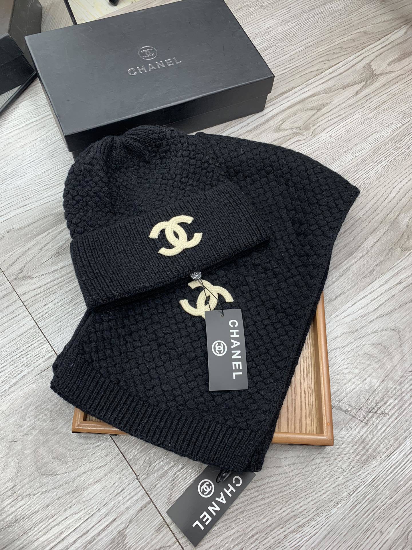 🌹。C家。【羊毛套装帽子】经典套装帽子!帽子➕围巾!材质:70%羊毛➕30%兔毛。暖暖哒超级舒服~冬日小