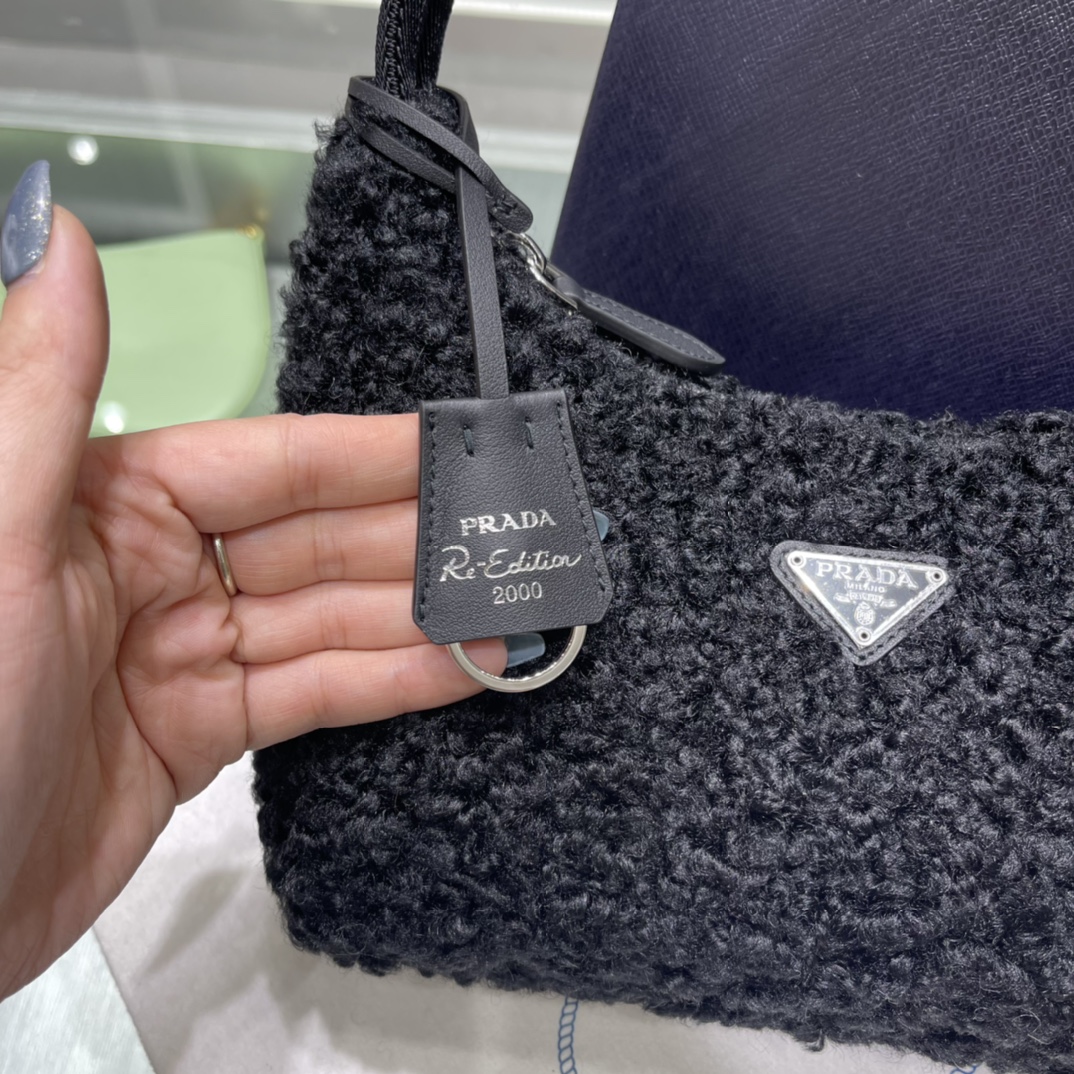 Prada 卷羊毛款 包 设计又是秋冬的 隔着屏幕都会能感觉到它的软绵绵 有点赶紧想抱着它的冲动
