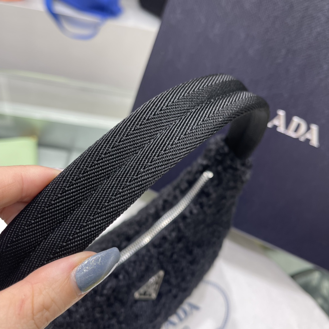 Prada 卷羊毛款 包 设计又是秋冬的 隔着屏幕都会能感觉到它的软绵绵 有点赶紧想抱着它的冲动