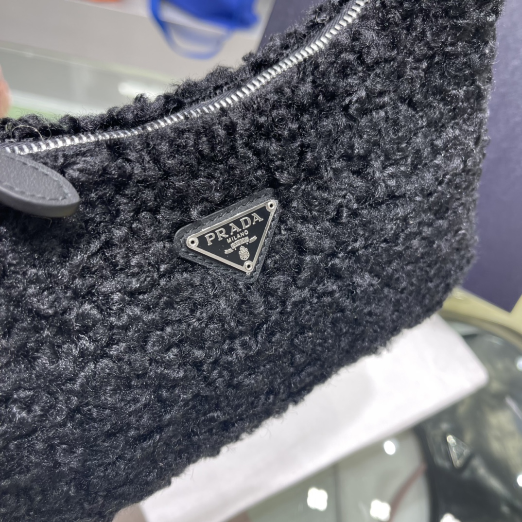 Prada 卷羊毛款 包 设计又是秋冬的 隔着屏幕都会能感觉到它的软绵绵 有点赶紧想抱着它的冲动