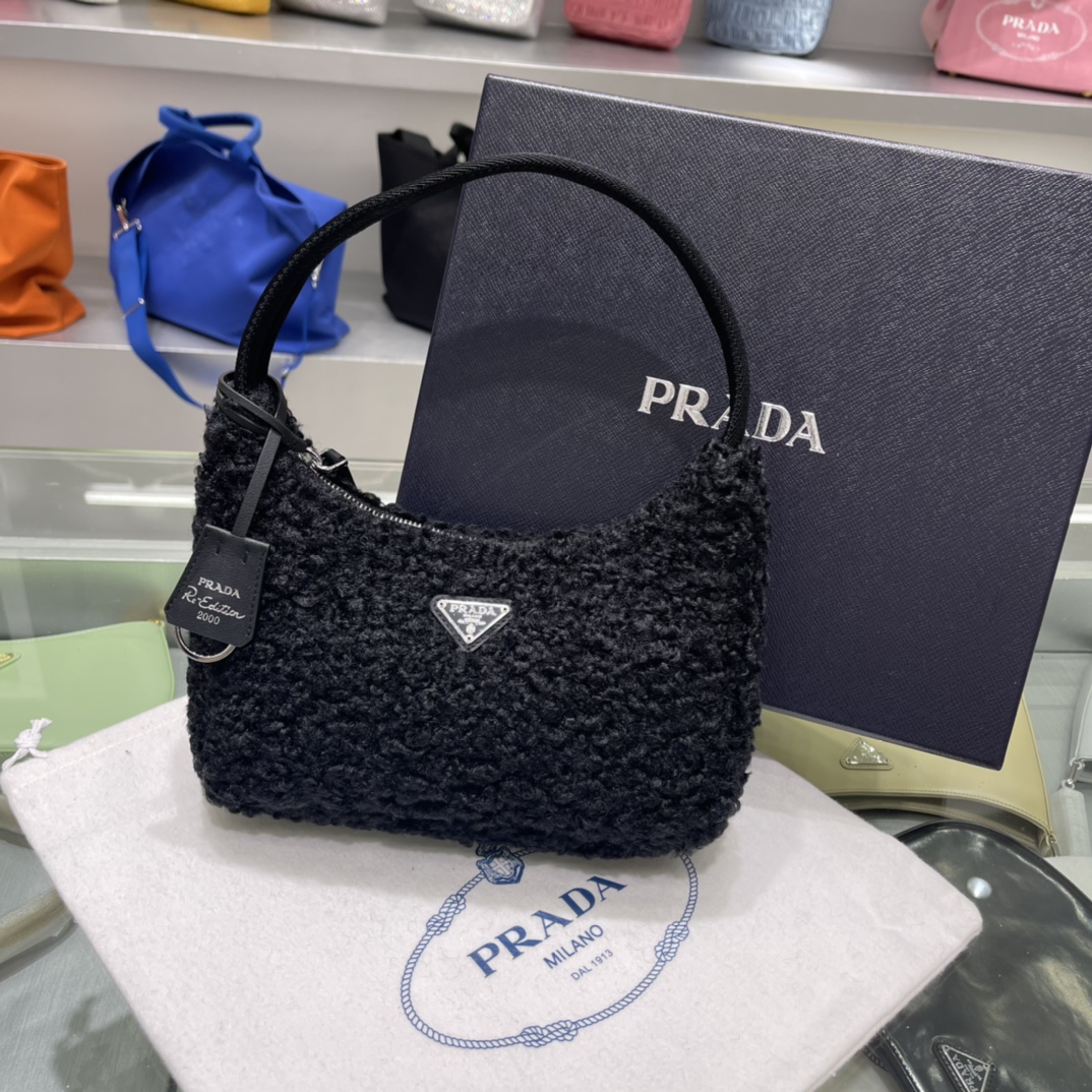 Prada 卷羊毛款 包 设计又是秋冬的 隔着屏幕都会能感觉到它的软绵绵 有点赶紧想抱着它的冲动