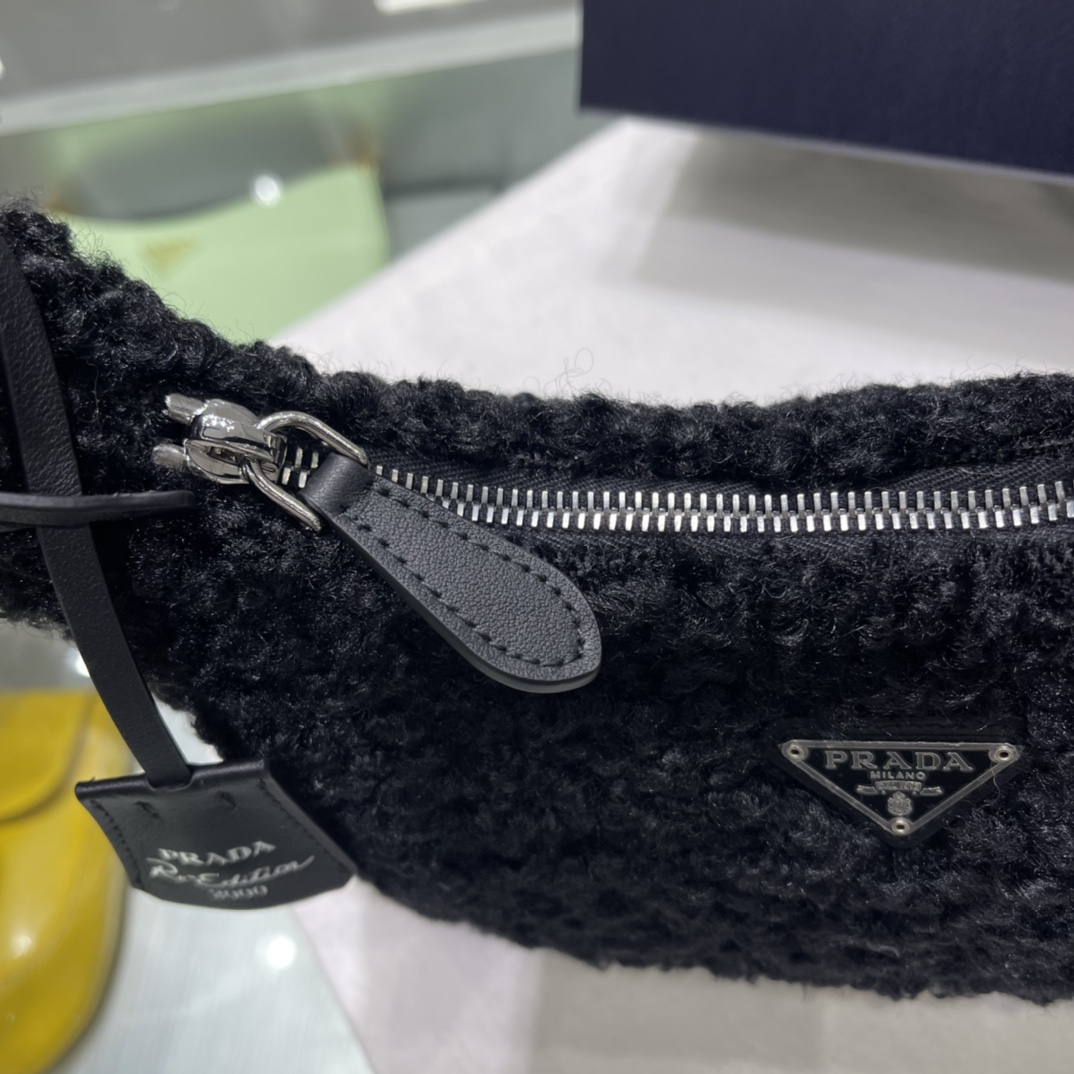 Prada 卷羊毛款 包 设计又是秋冬的 隔着屏幕都会能感觉到它的软绵绵 有点赶紧想抱着它的冲动