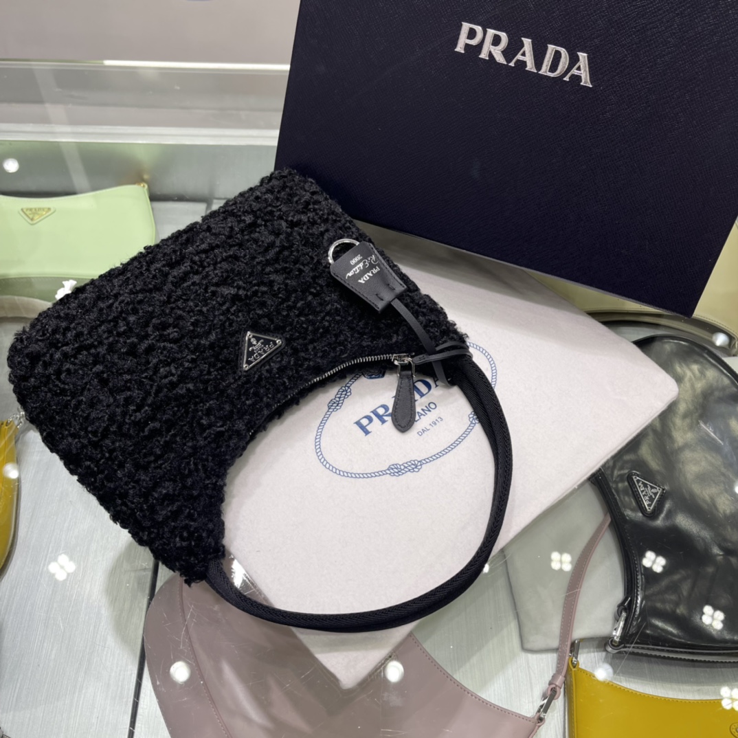Prada 卷羊毛款 包 设计又是秋冬的 隔着屏幕都会能感觉到它的软绵绵 有点赶紧想抱着它的冲动