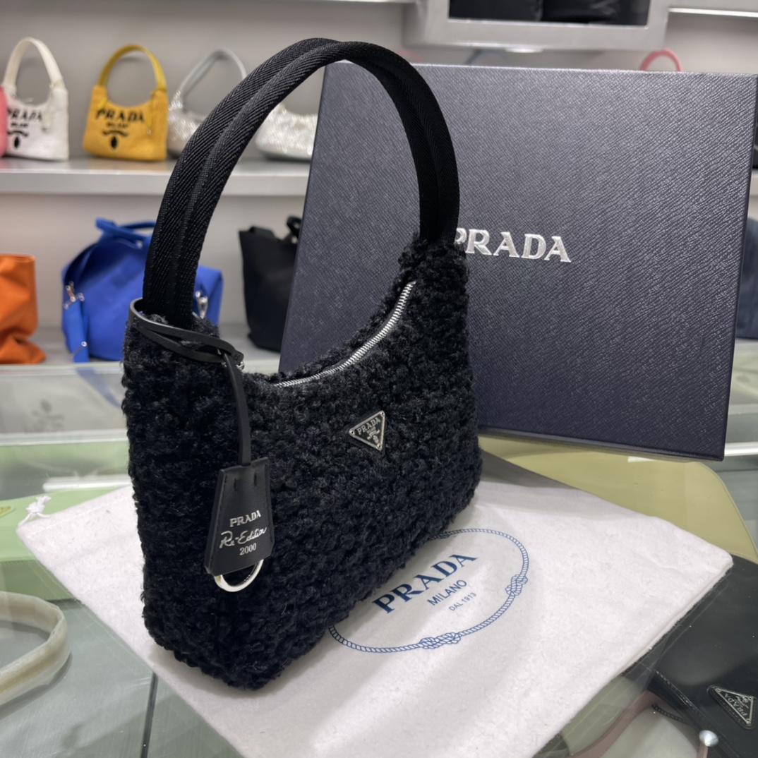 Prada 卷羊毛款 包 设计又是秋冬的 隔着屏幕都会能感觉到它的软绵绵 有点赶紧想抱着它的冲动