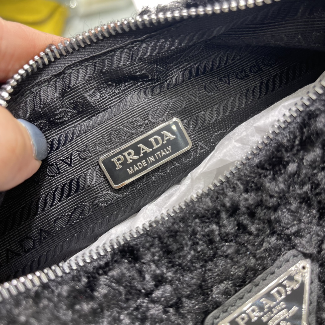 Prada 卷羊毛款 包 设计又是秋冬的 隔着屏幕都会能感觉到它的软绵绵 有点赶紧想抱着它的冲动