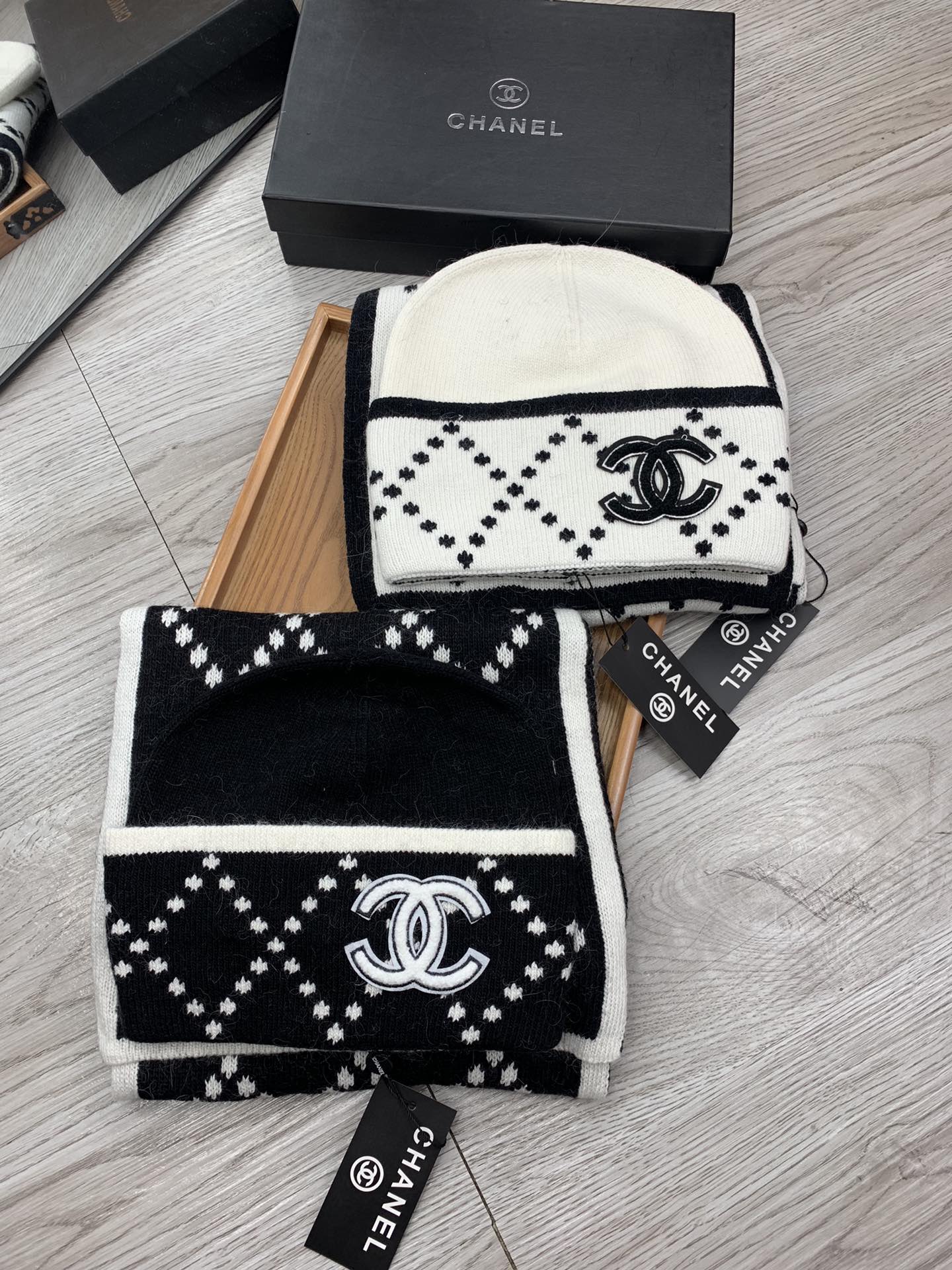 🌹。C家。【羊毛套装帽子】经典套装帽子！帽子➕围巾！材质：70%羊毛➕30%兔毛。暖暖哒超级舒服～冬日小