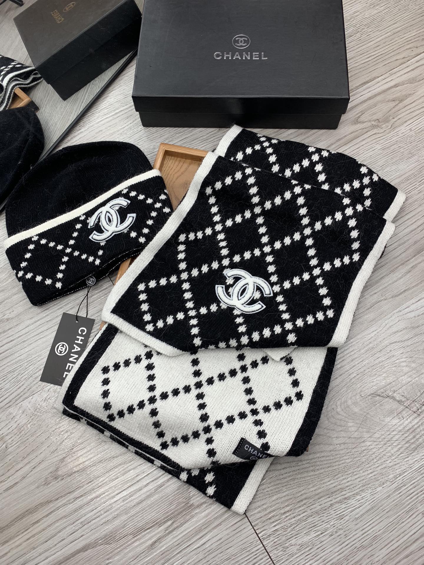 🌹。C家。【羊毛套装帽子】经典套装帽子！帽子➕围巾！材质：70%羊毛➕30%兔毛。暖暖哒超级舒服～冬日小