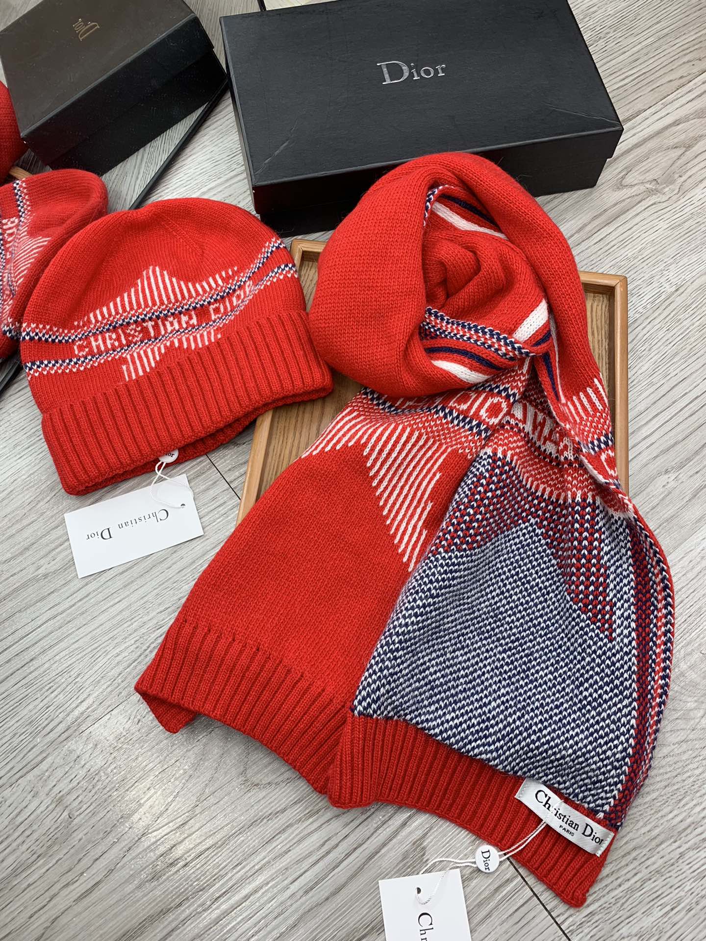 🌹。D奥。【羊毛套装帽子】经典套装帽子！帽子➕围巾！材质：70%羊毛➕30%兔毛。暖暖哒超级舒服～冬日小