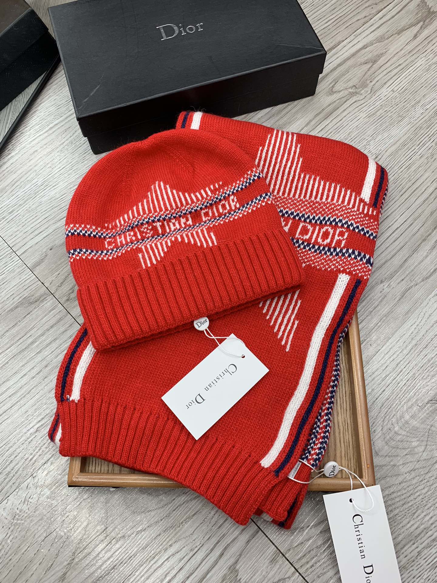 🌹。D奥。【羊毛套装帽子】经典套装帽子！帽子➕围巾！材质：70%羊毛➕30%兔毛。暖暖哒超级舒服～冬日小