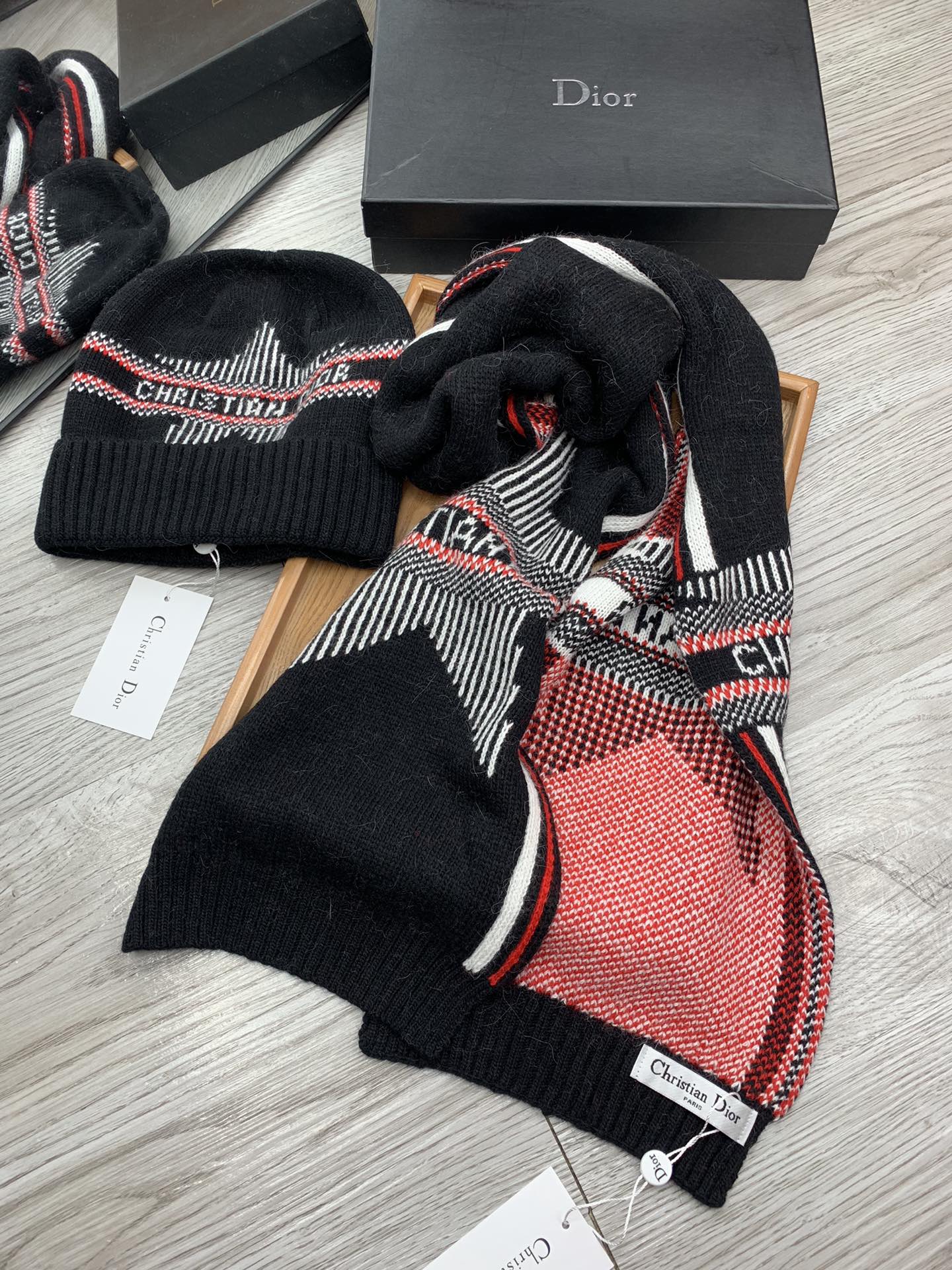 🌹。D奥。【羊毛套装帽子】经典套装帽子！帽子➕围巾！材质：70%羊毛➕30%兔毛。暖暖哒超级舒服～冬日小