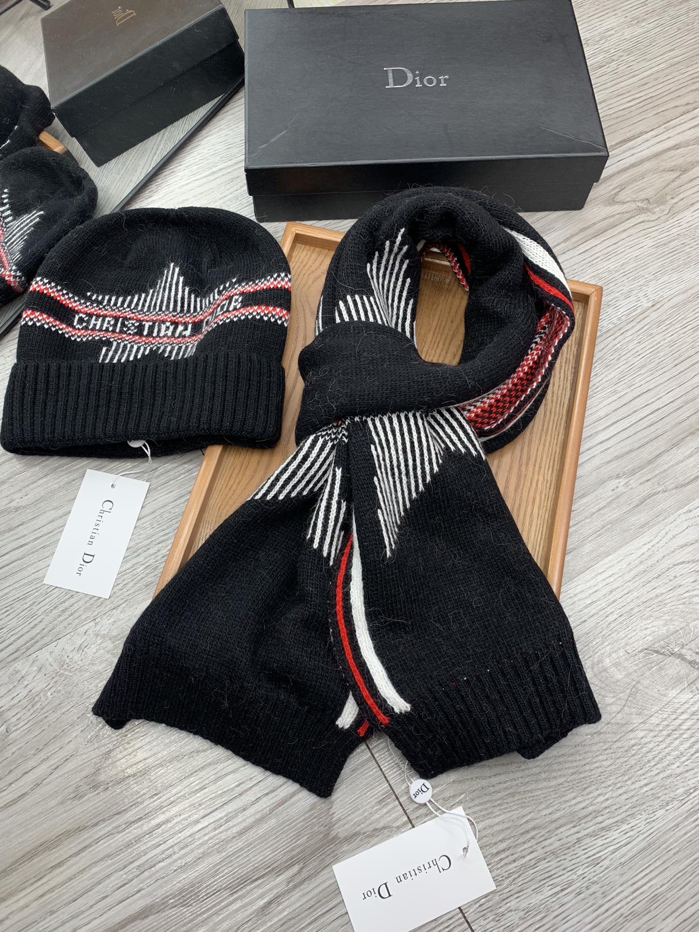🌹。D奥。【羊毛套装帽子】经典套装帽子！帽子➕围巾！材质：70%羊毛➕30%兔毛。暖暖哒超级舒服～冬日小