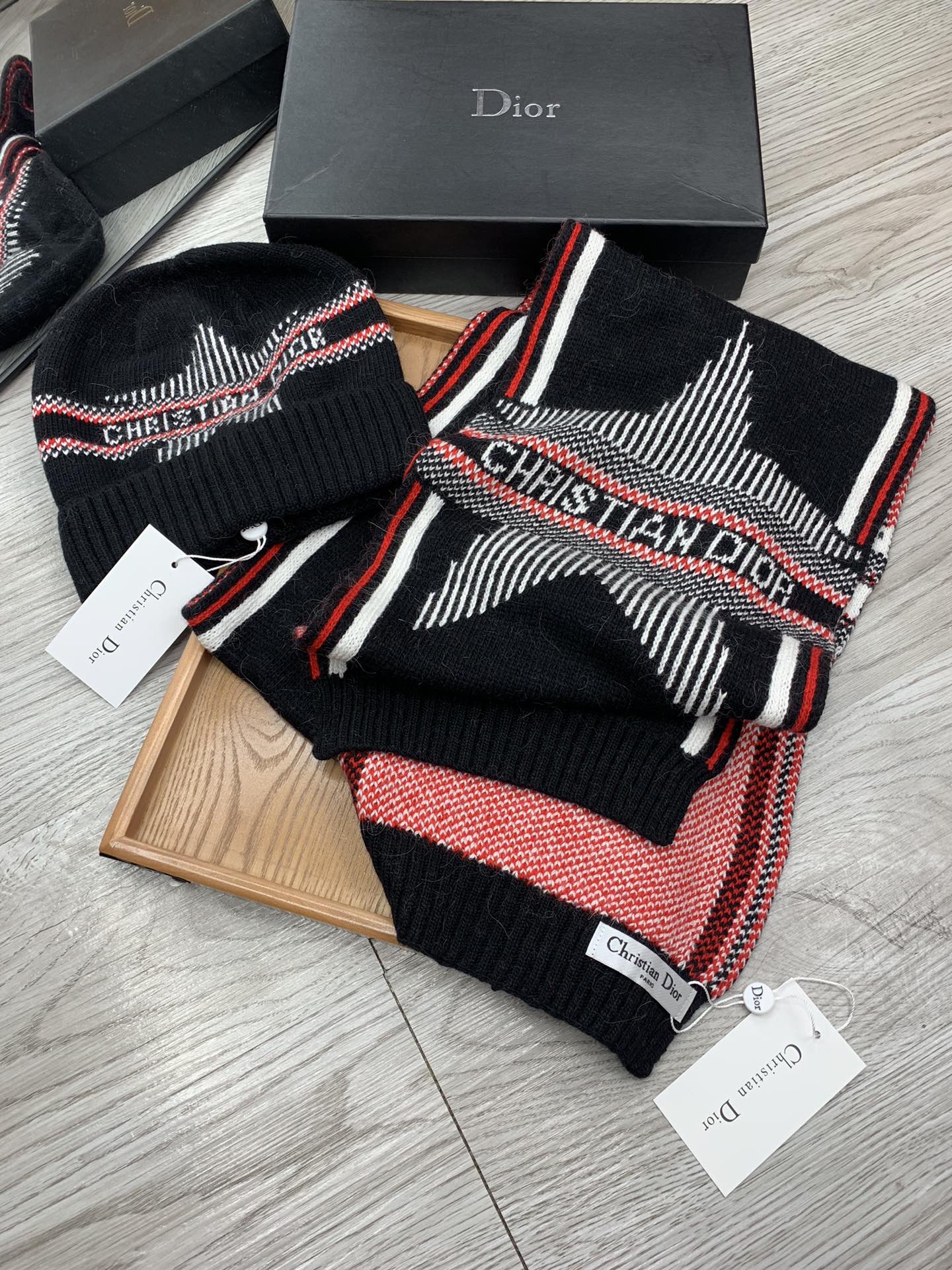 🌹。D奥。【羊毛套装帽子】经典套装帽子！帽子➕围巾！材质：70%羊毛➕30%兔毛。暖暖哒超级舒服～冬日小