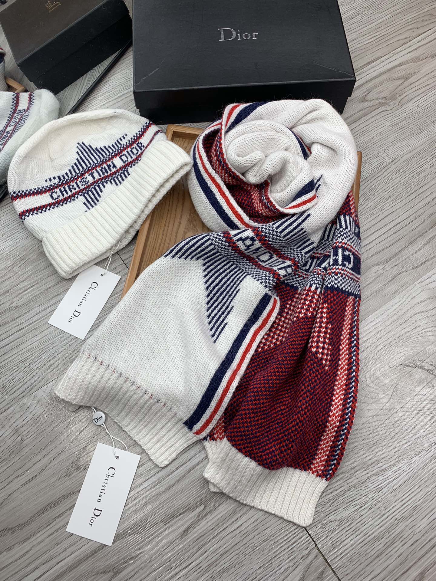 🌹。D奥。【羊毛套装帽子】经典套装帽子！帽子➕围巾！材质：70%羊毛➕30%兔毛。暖暖哒超级舒服～冬日小